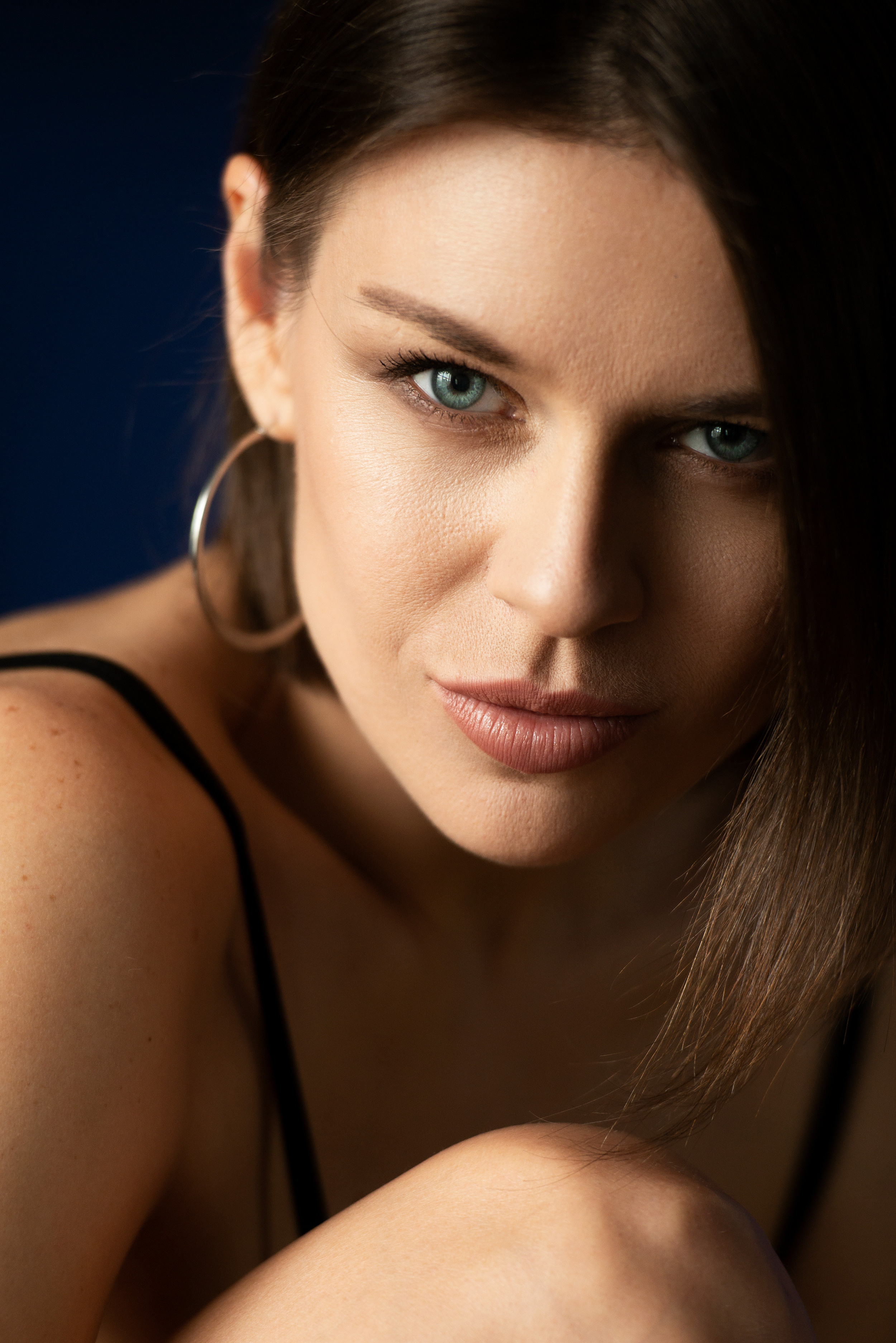 Женский портрет, крупный план красивой девушки. Взгляд в камеру