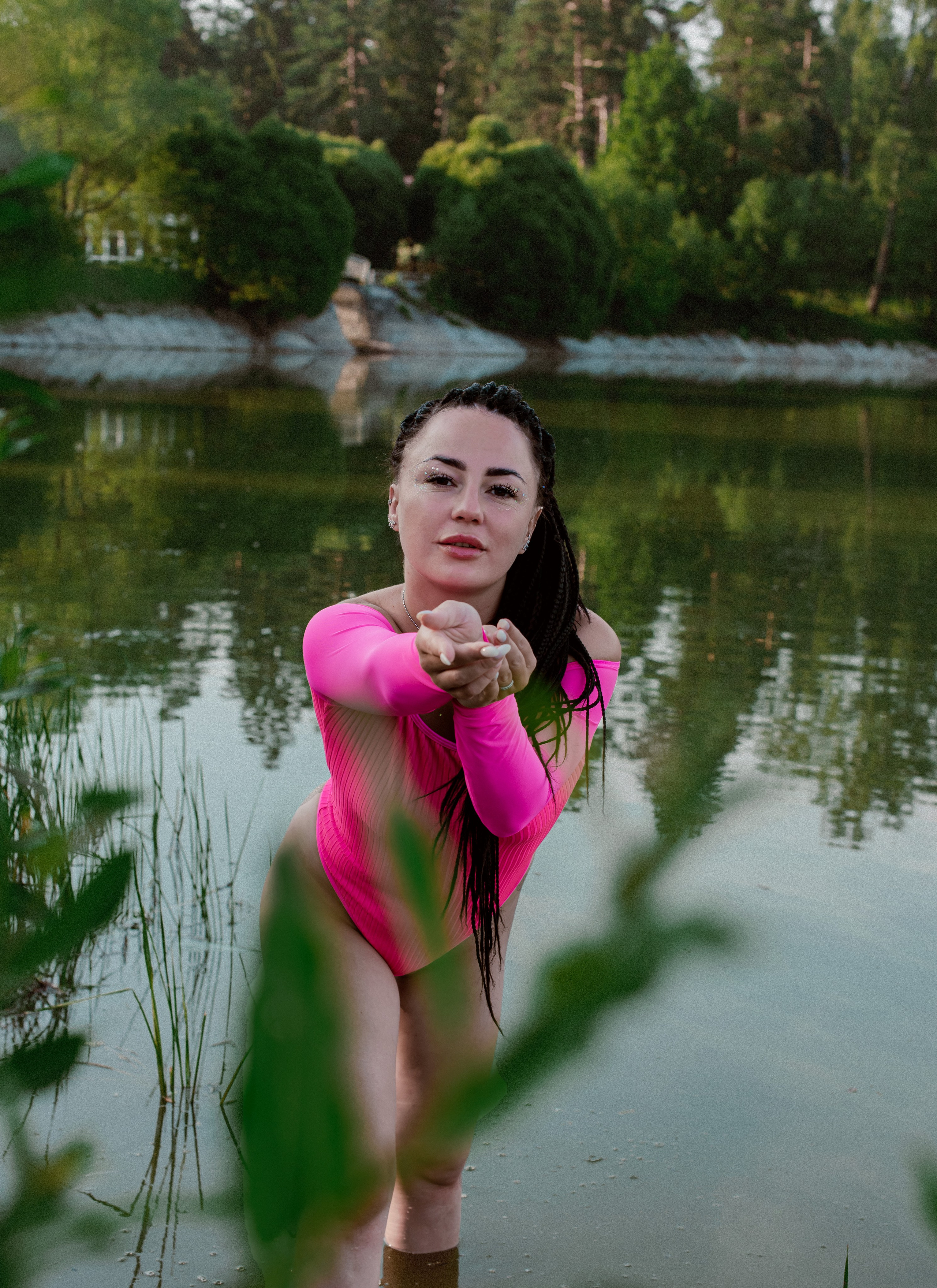 Анастасия на водоеме. Женский фотограф в Москве и МО