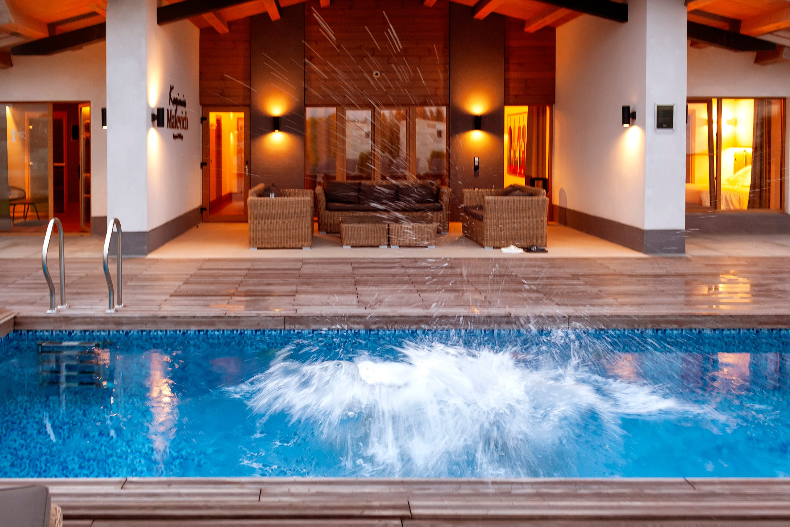 Брызги в бассейне у красивой виллы