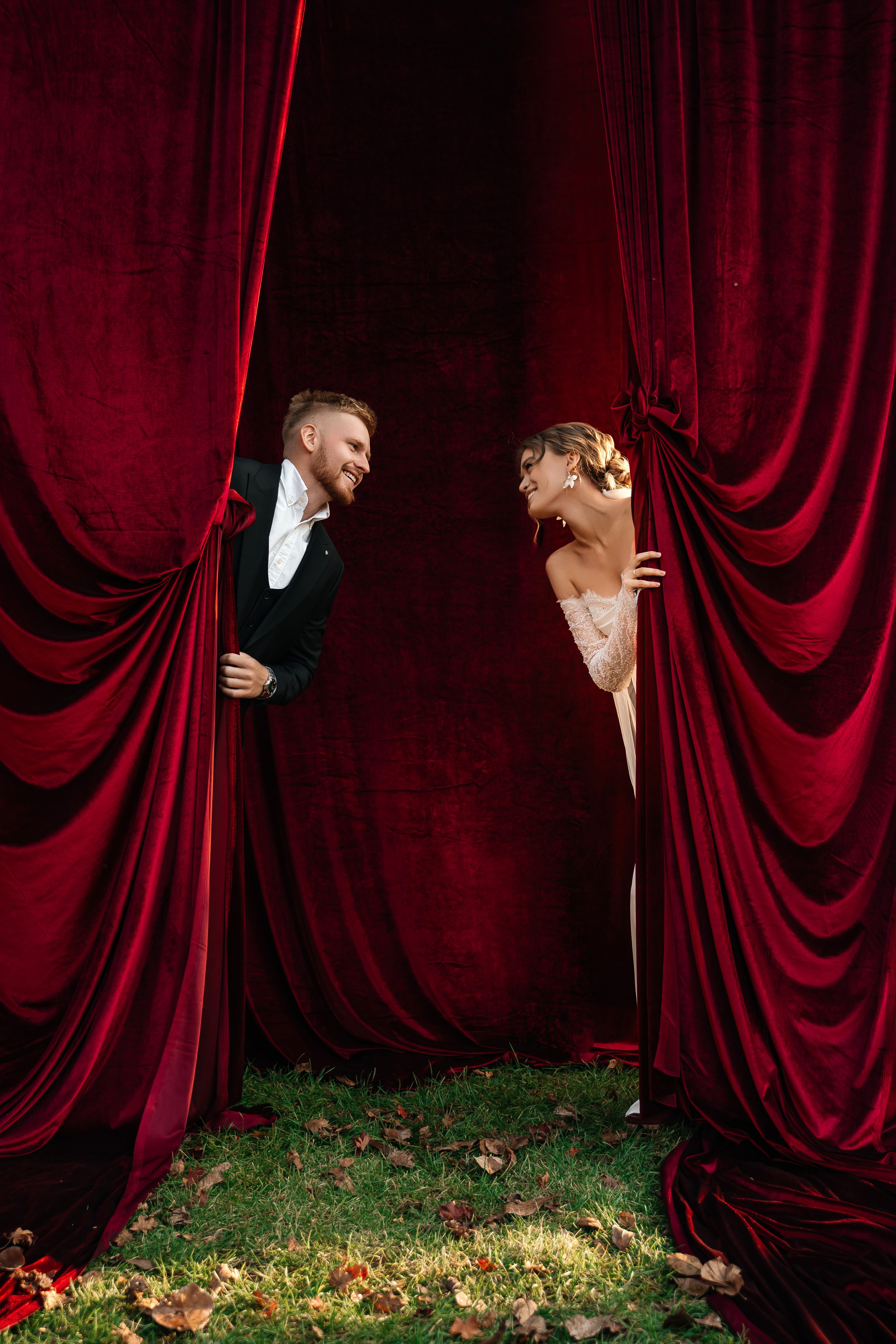 Свадебная церемония на фотозоне из красного бархата. Свадебный фотограф Елена Рякина