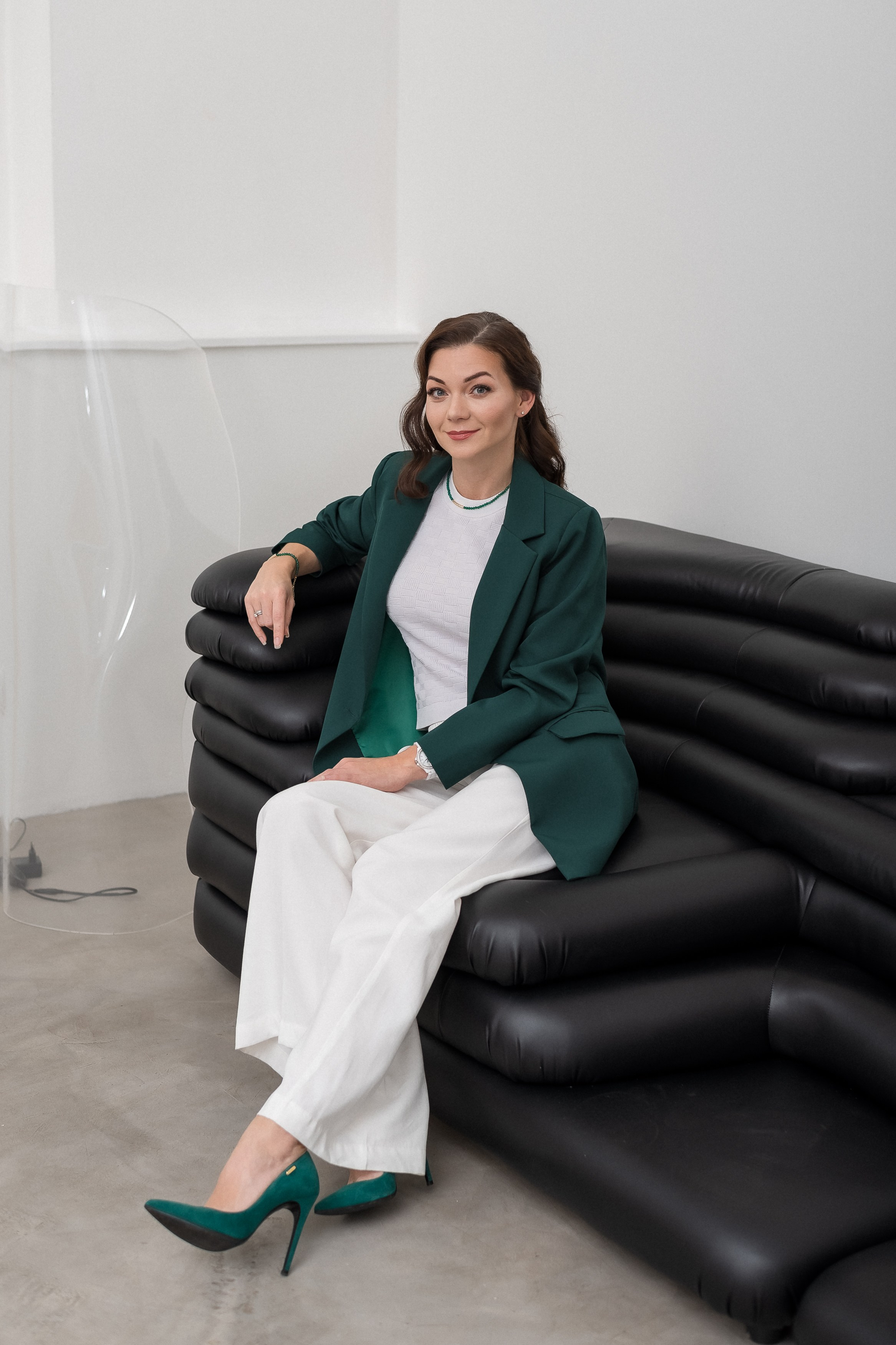 В светлой минималистичной студии. КОНТЕНТ |БРЕНД фотограф Санкт-Петербург — Жанна Олтаржевская