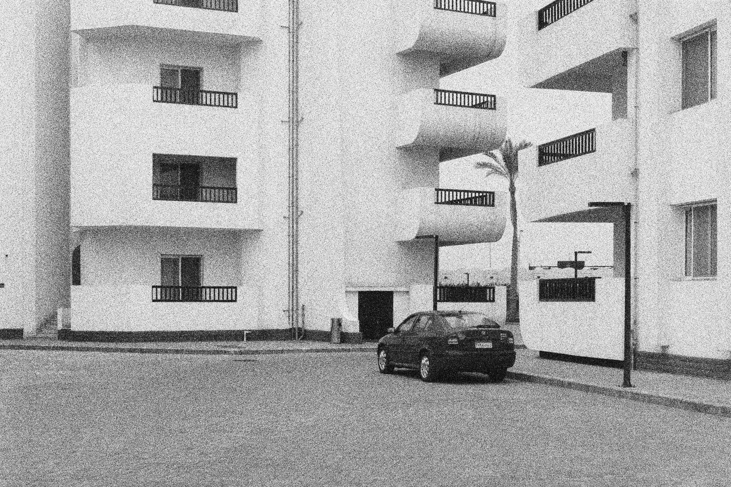 Черно-белый вид на минималистичный гостиничный комплекс, Порт-Саид, Египет