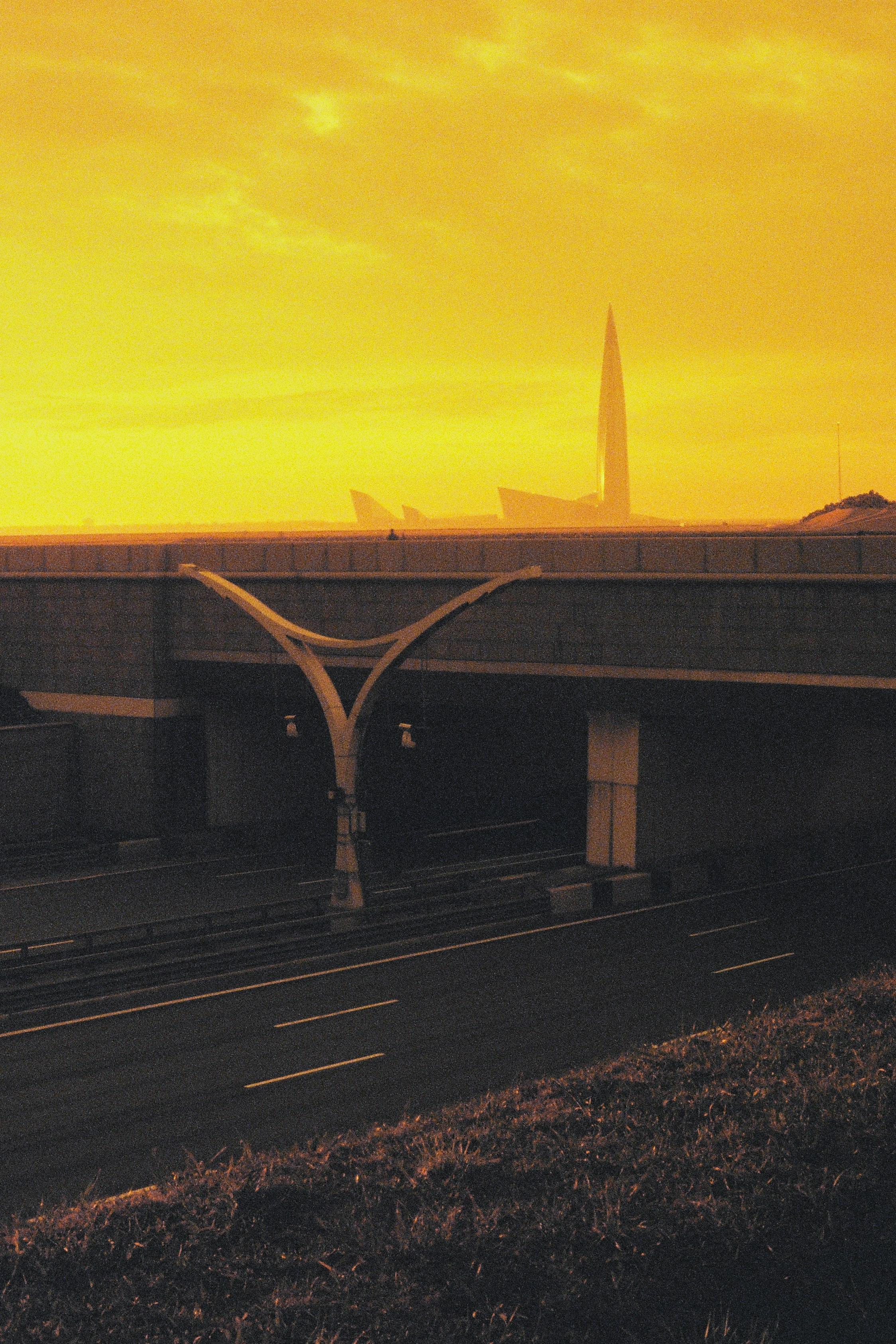 лимимальный вид на небоскреб Лахта-центра на фоне пустого ЗСД снятый на редскейл