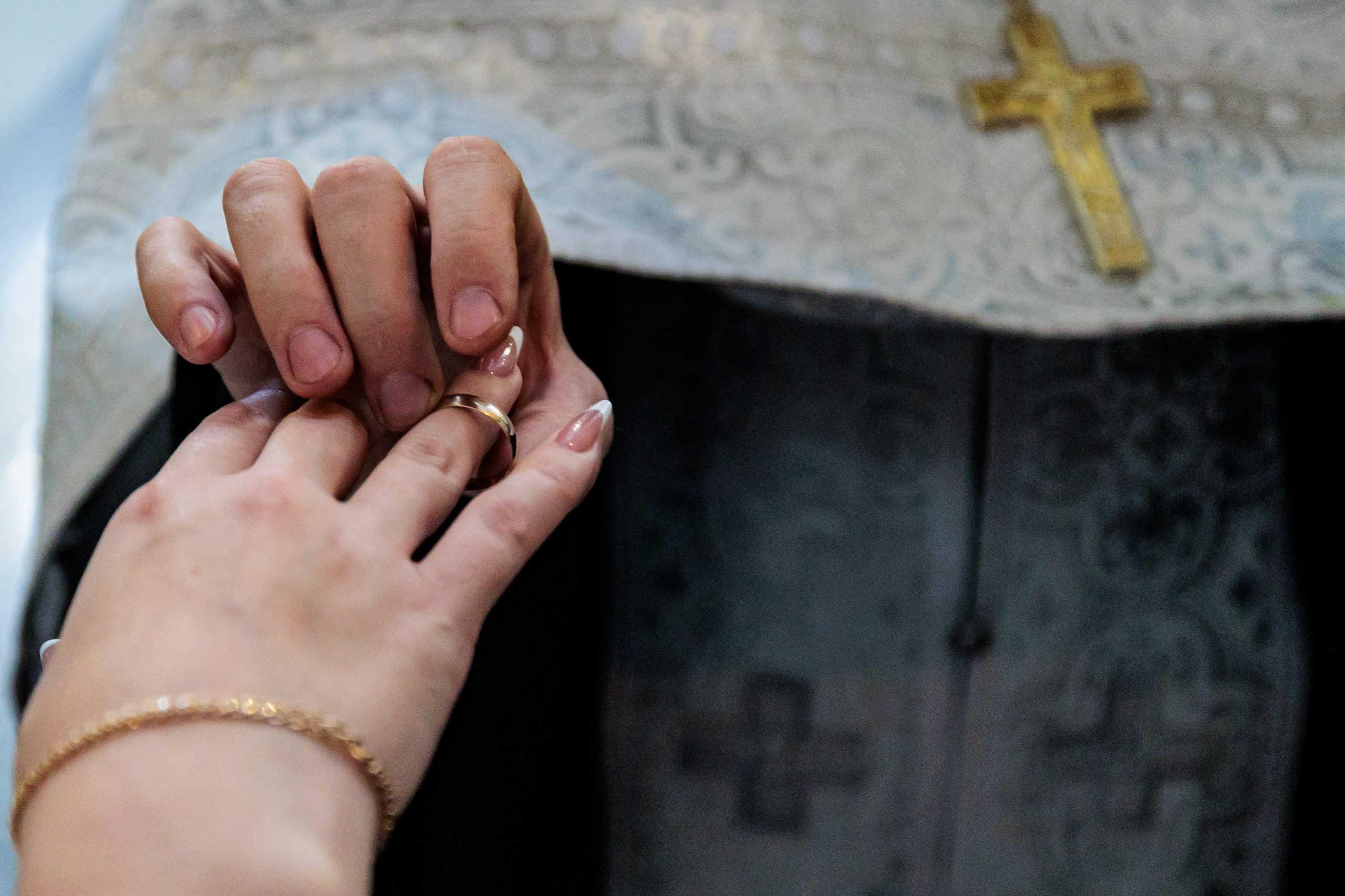 Обручение — священник надевает кольцо, руки крупным планом, крест на облачении — Екатеринбург, Илья Антропов