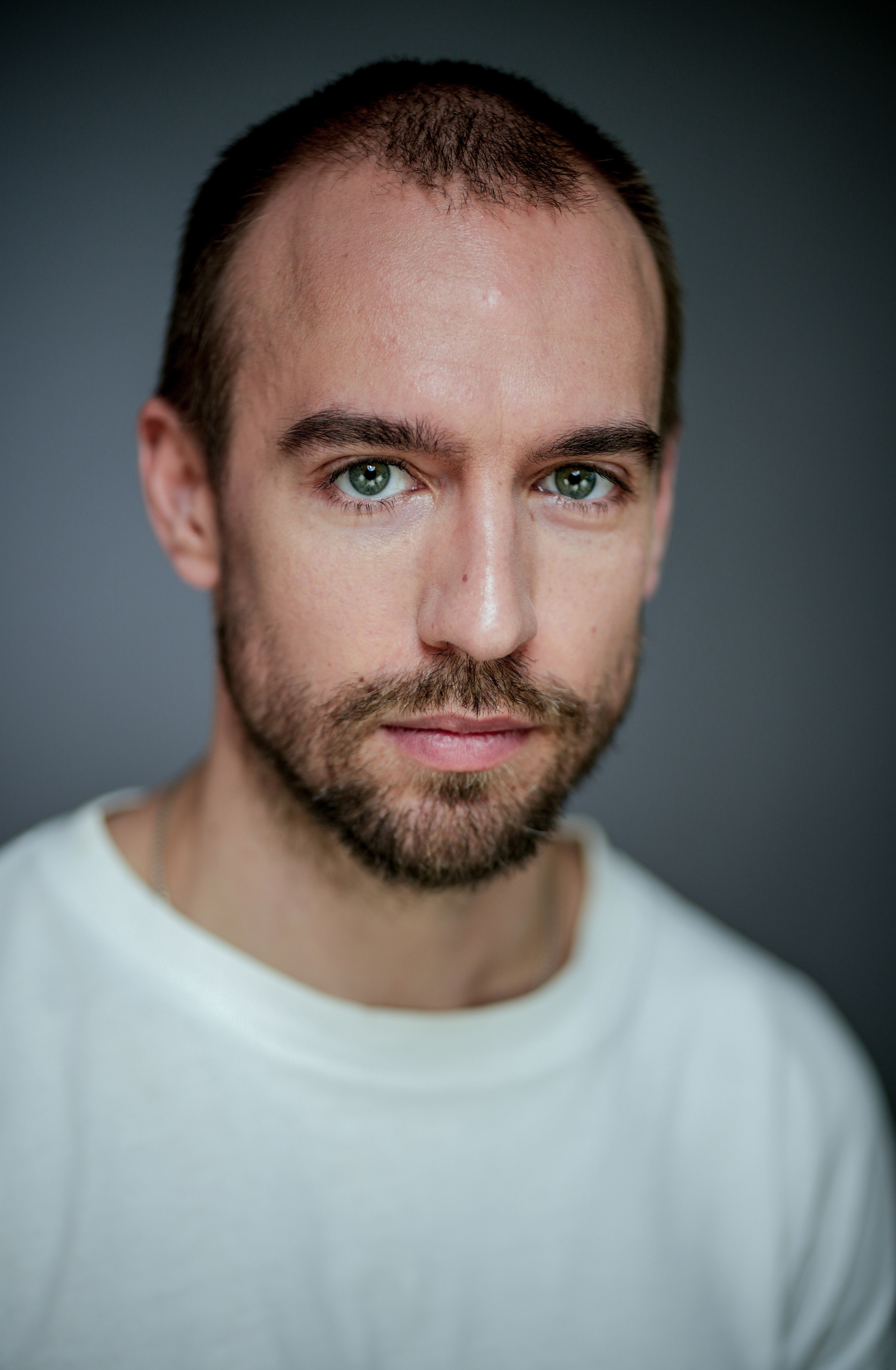 Актёр Пётр Романов. Портретная съемка в Москве, студийный фотограф Игорь Фомин