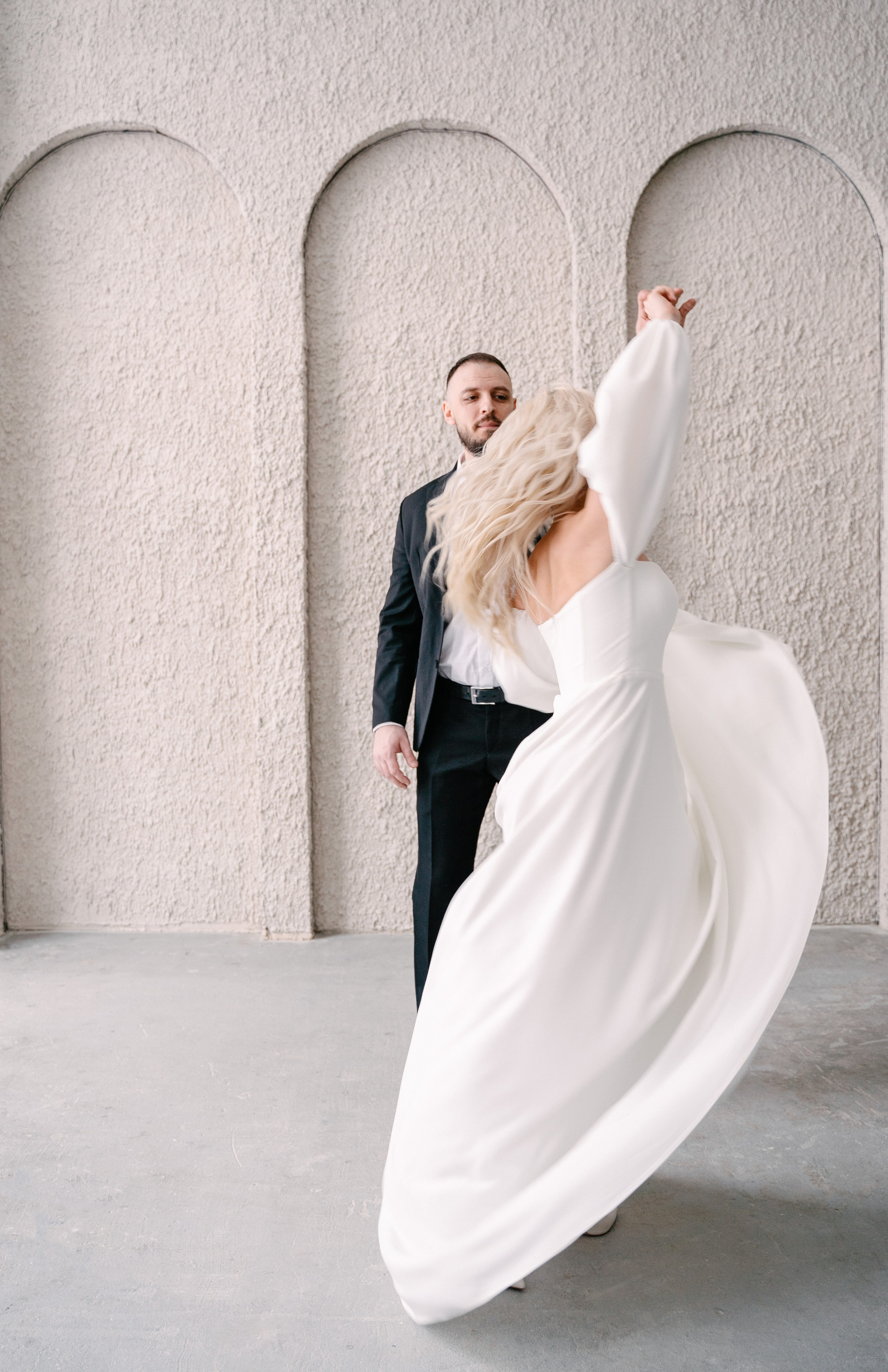 жених и Невеста танцуют первый танец или репетируют его в студии