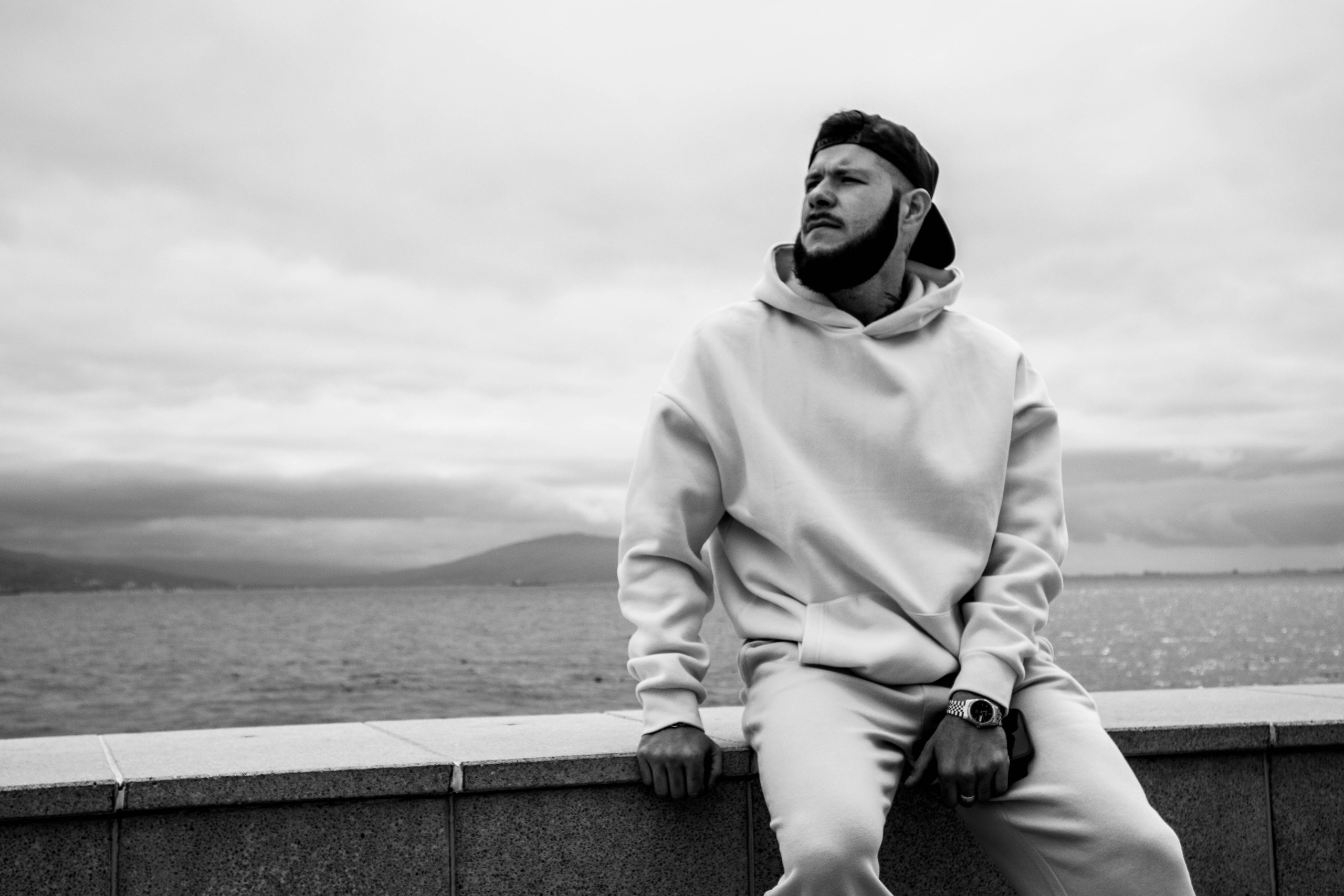 О. Уличный фотограф Города N