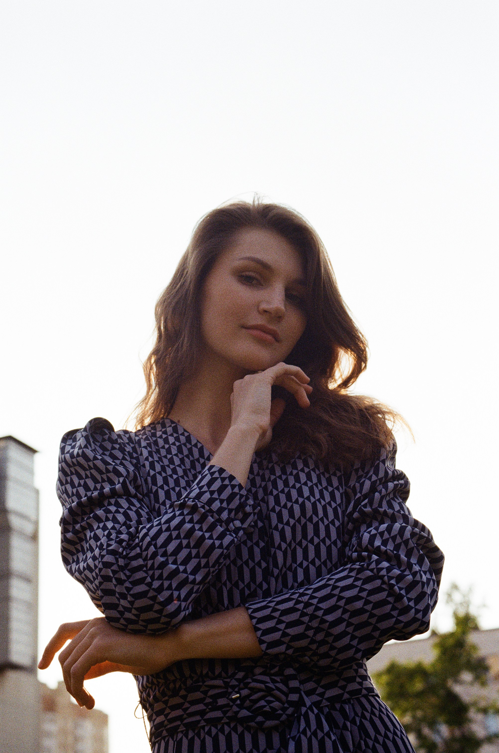 Портрет красивой девушки в контровом солнечном свете