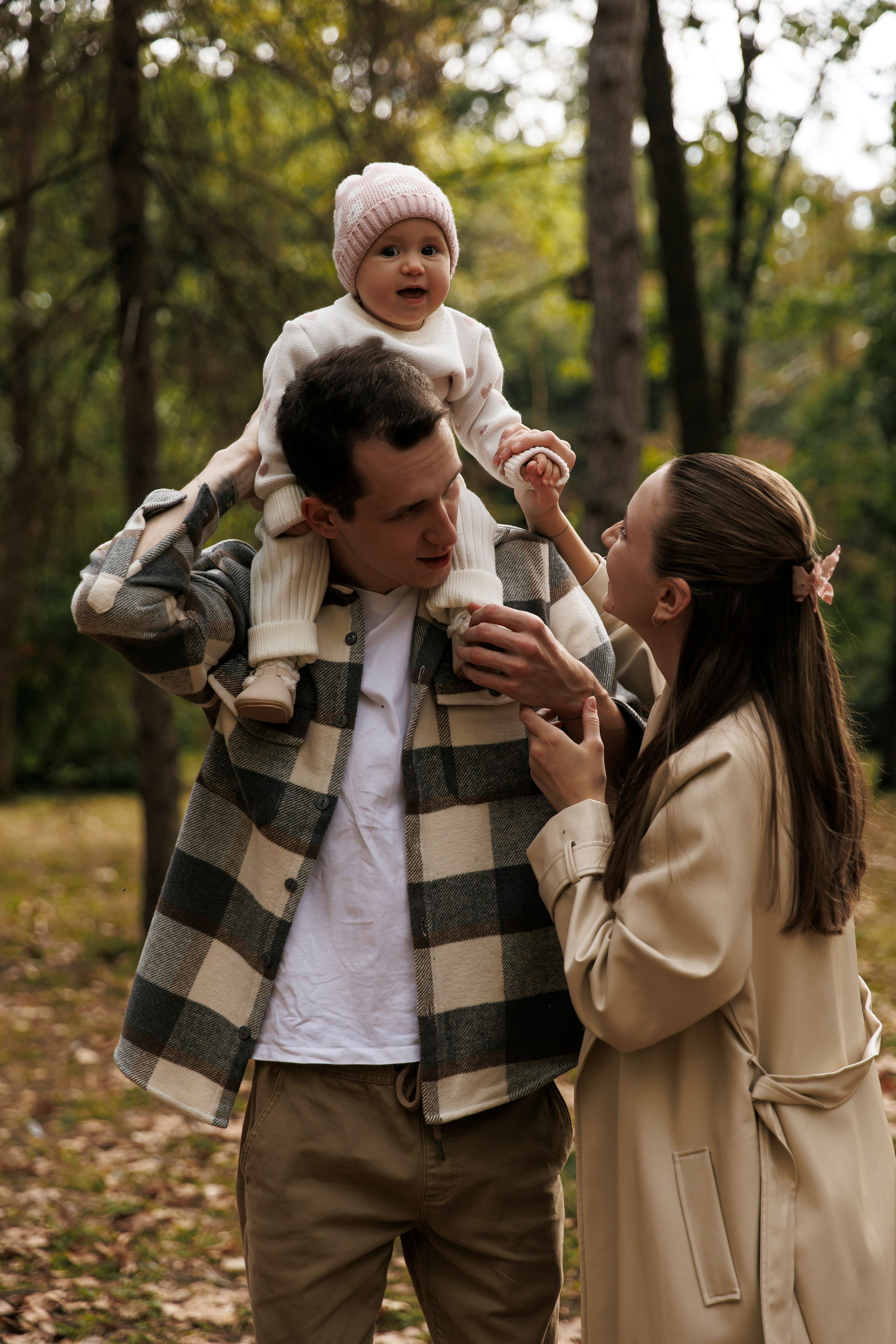 «Embracing Autumn: A Family Adventure Amidst Golden Leaves»