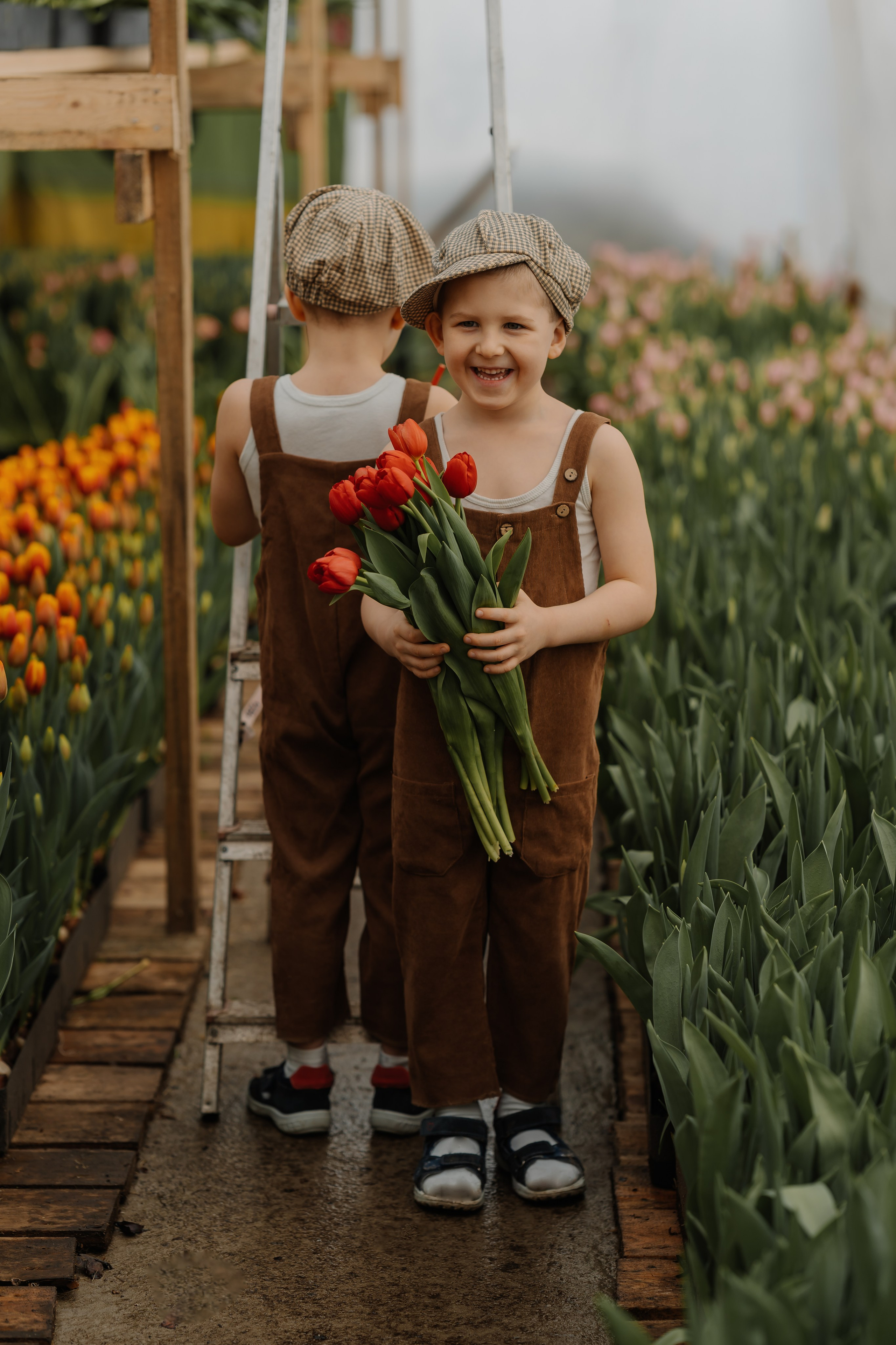 Мальчишки в тюльпанах. СВАДЕБНЫЙ ФОТОГРАФ КРАСНОЯРСК
