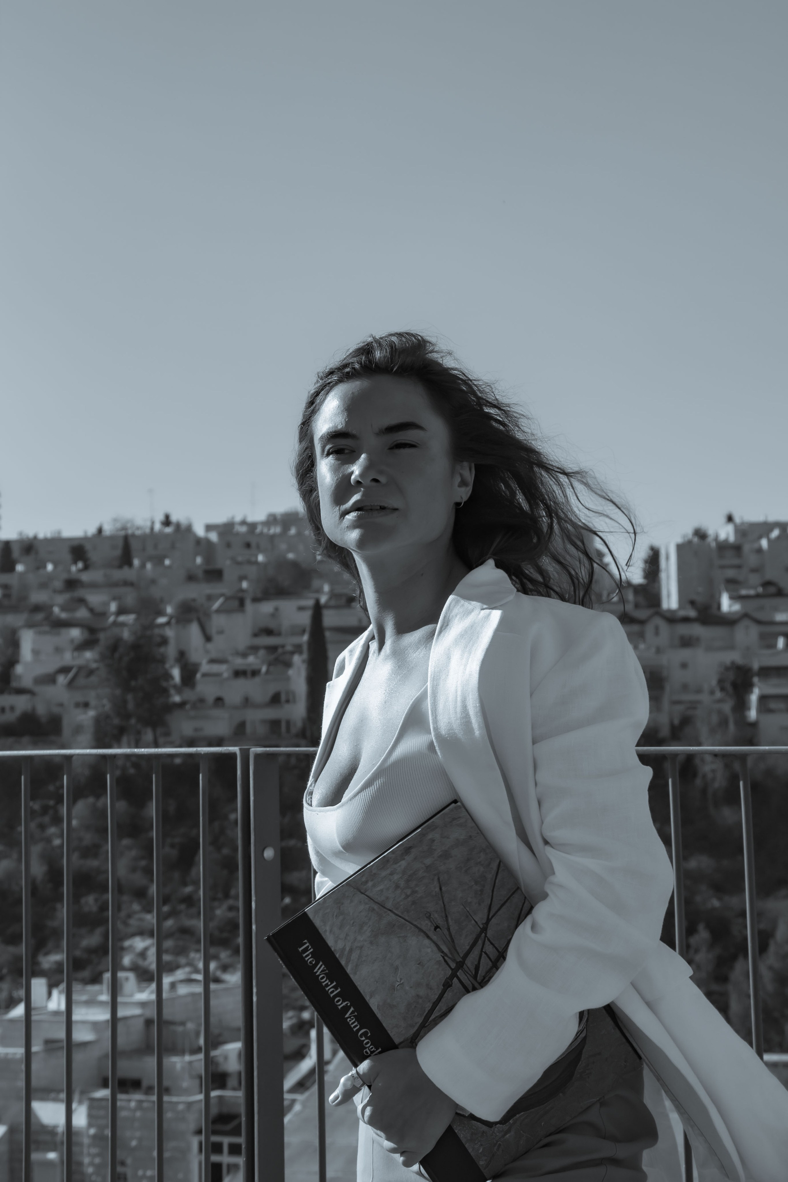 черно белая фото с девукой и книгой