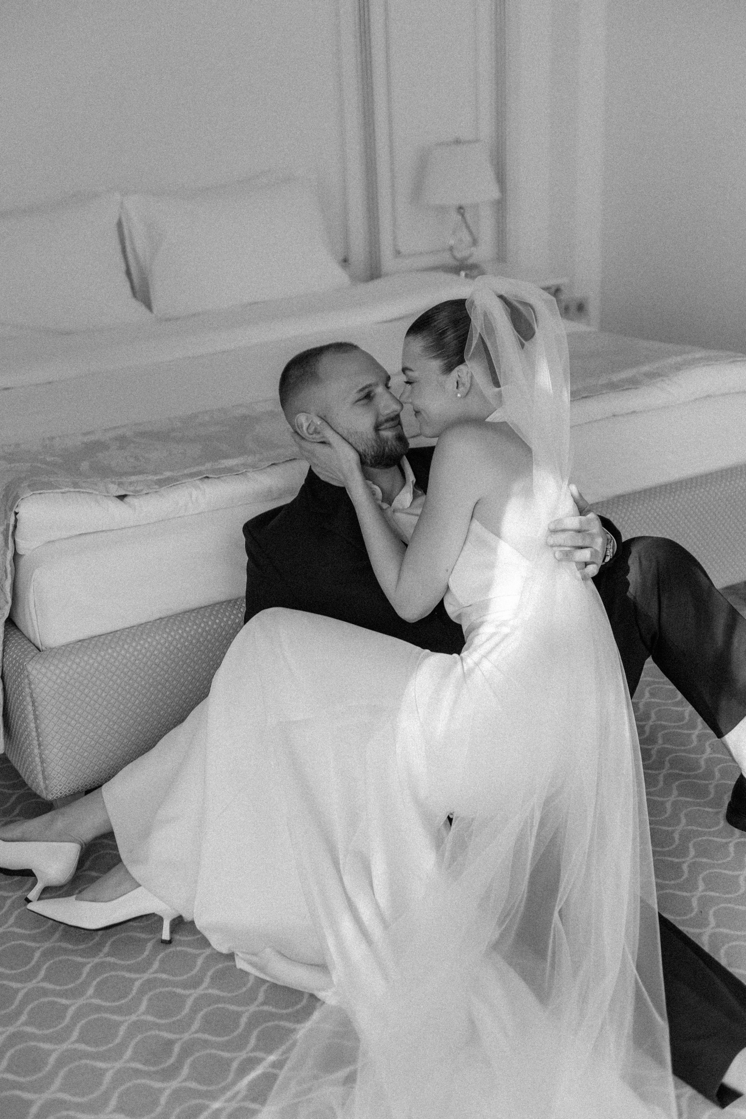 Wedding day in VERSAL PARK. Wedding PHOTOGRAPHER Andrew Vnukov