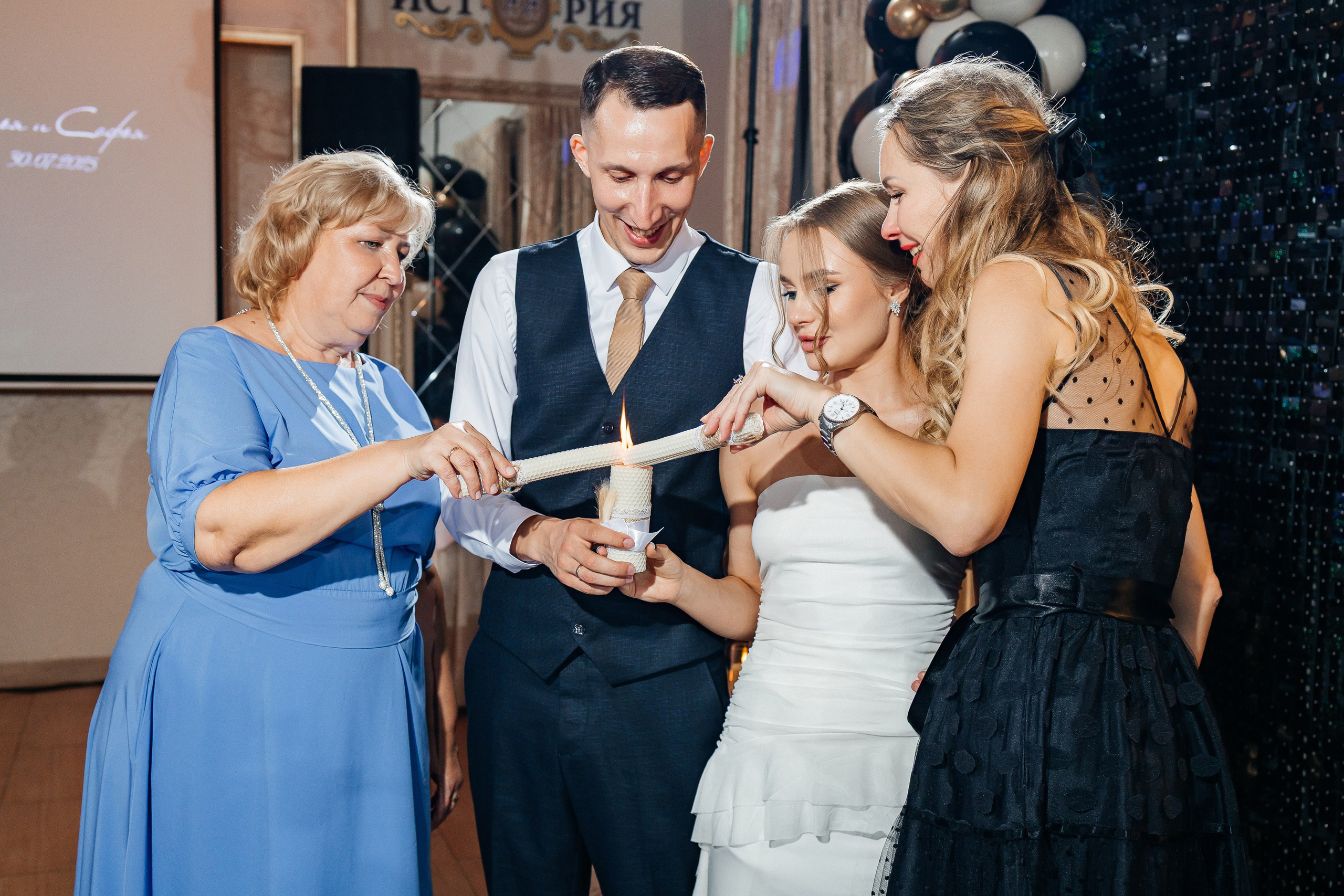 Красивый свадебный ужин в уютном ресторане. Олег Сверчков | Свадебный фотограф Вологда