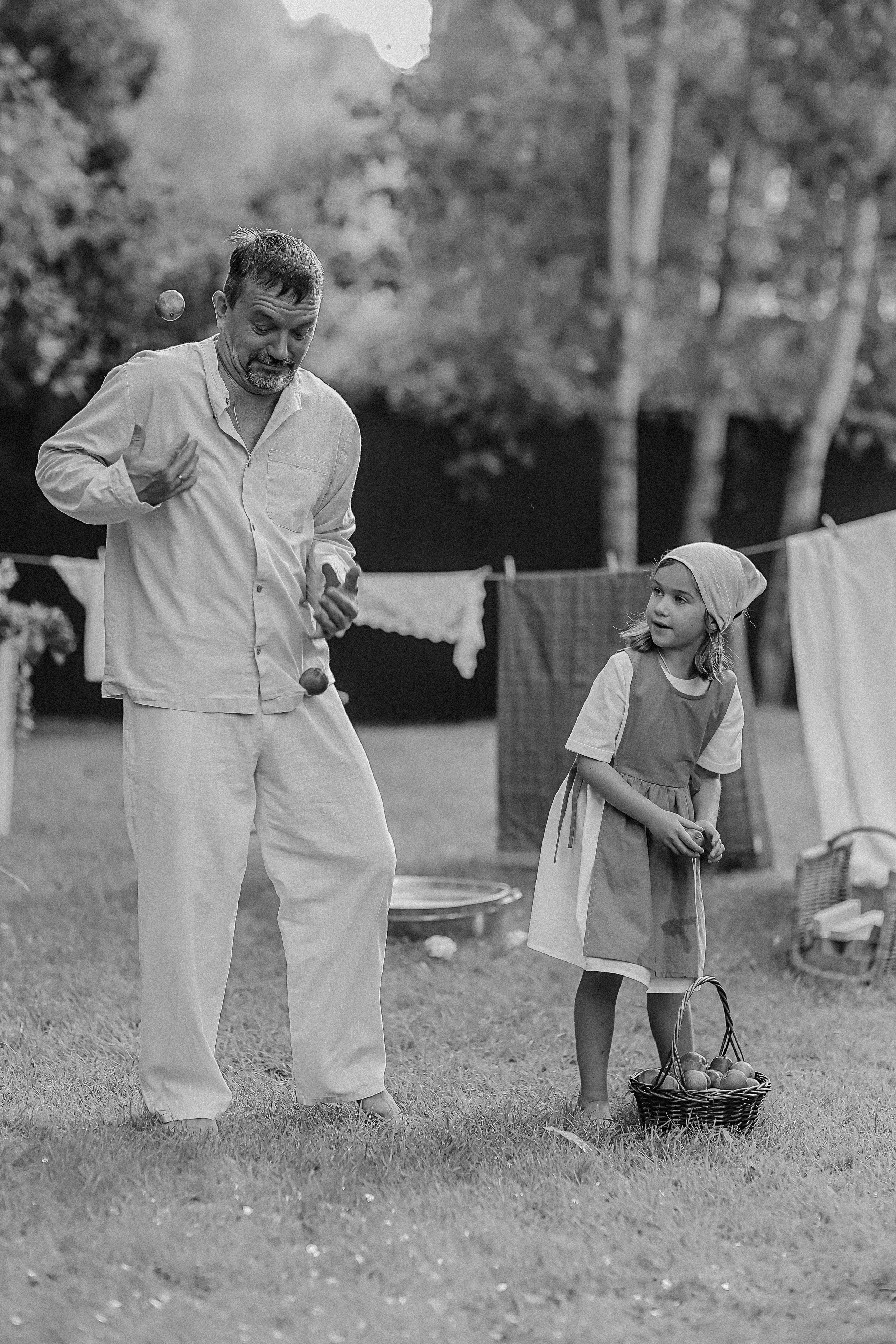 Стирка у дома. Семейный фотограф Тюмень, фотограф на роды Салмина Мария