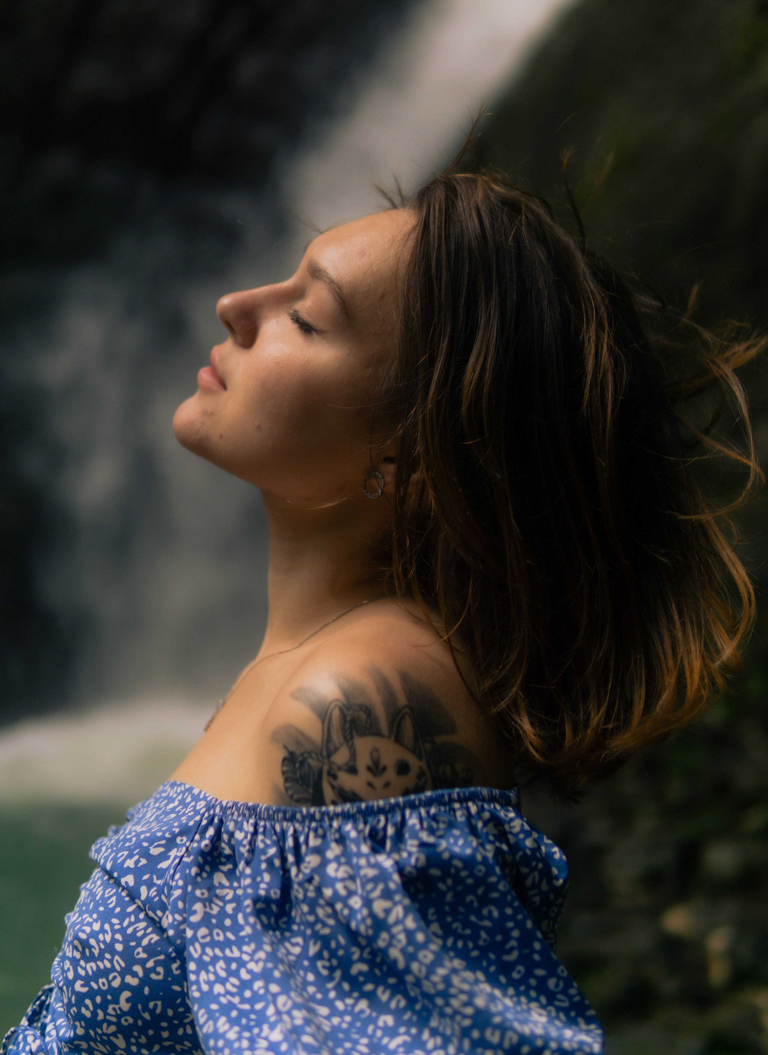 Алина на водопаде. Главная