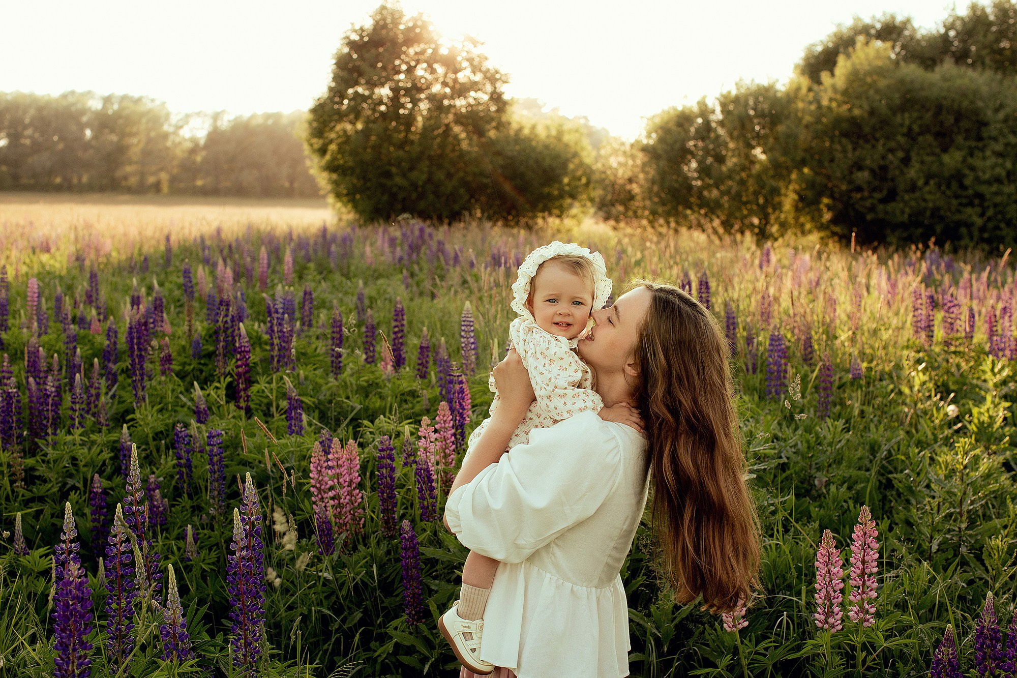 Нежная фотосесия мамы с малышкой в люпином поел. Семейный фотограф Татьяна Надеждина | Москва, Московская область, Ярославль