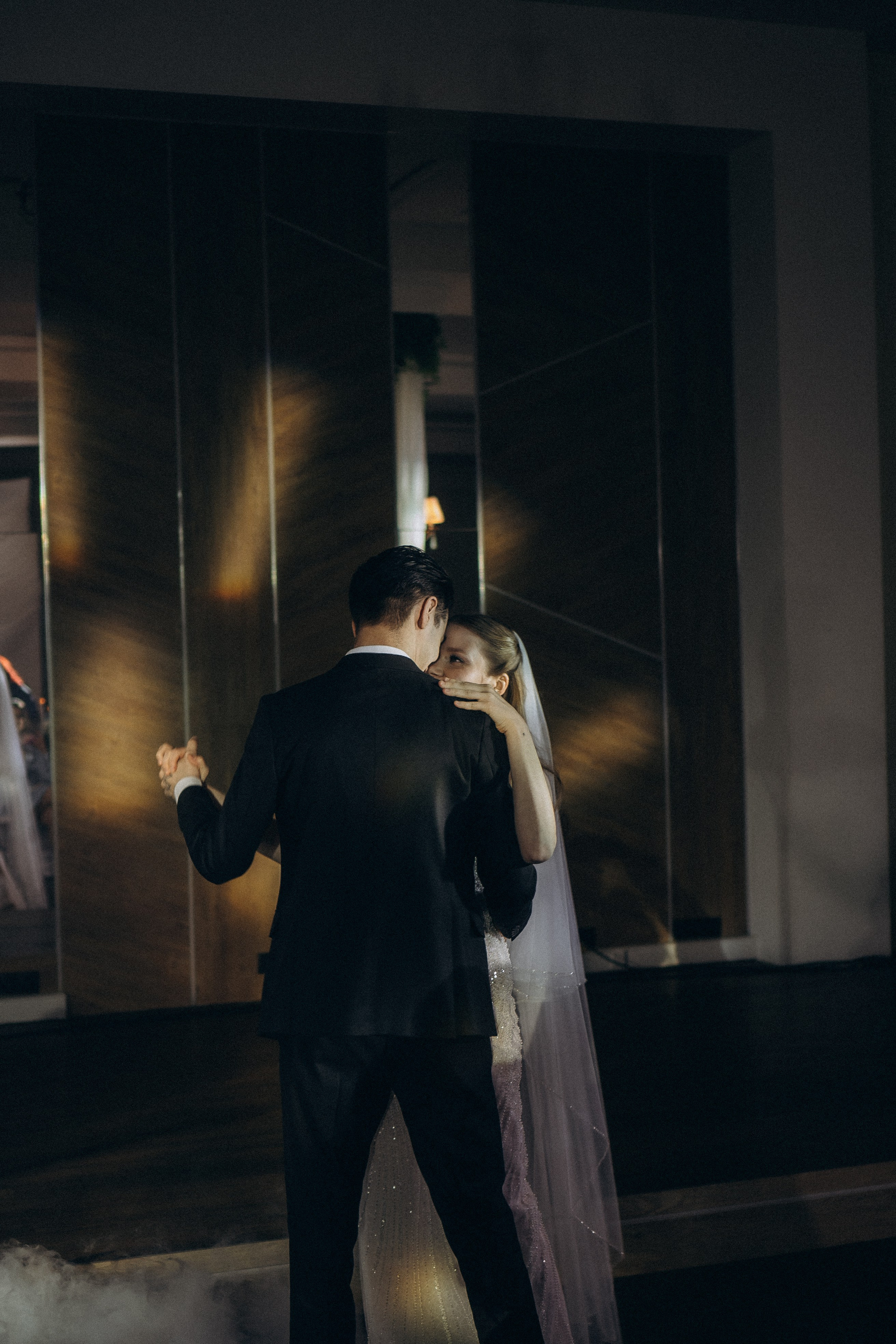 ПЕРВЫЙ ТАНЕЦ МОЛОДЫХ НА БАНКЕТЕ. ТРОГАТЕЛЬНЫЙ МОМЕНТ (СНЯТО В СИБИРЕ В НИЖНЕВАРТОВСКЕ). Профессиональный фотограф, Санкт-Петербург — Виктория Богомолова