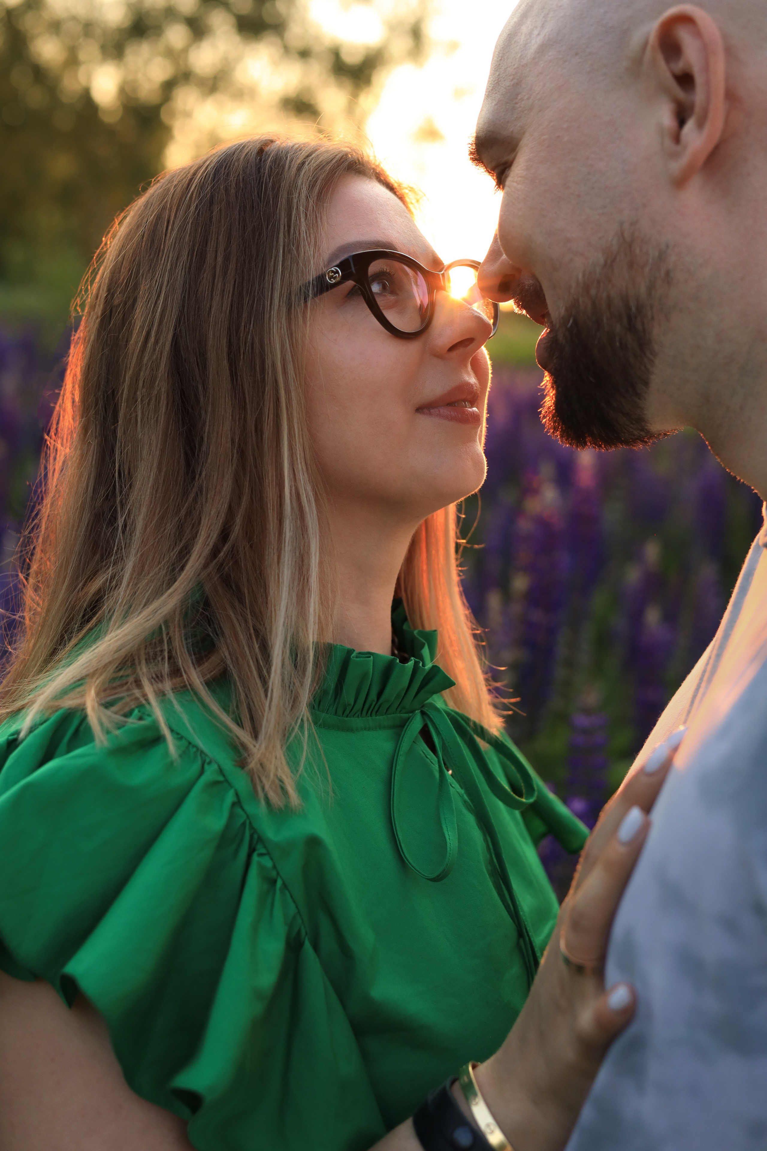 влюбленная пара смотрят друг на друга на фотосессии на природе