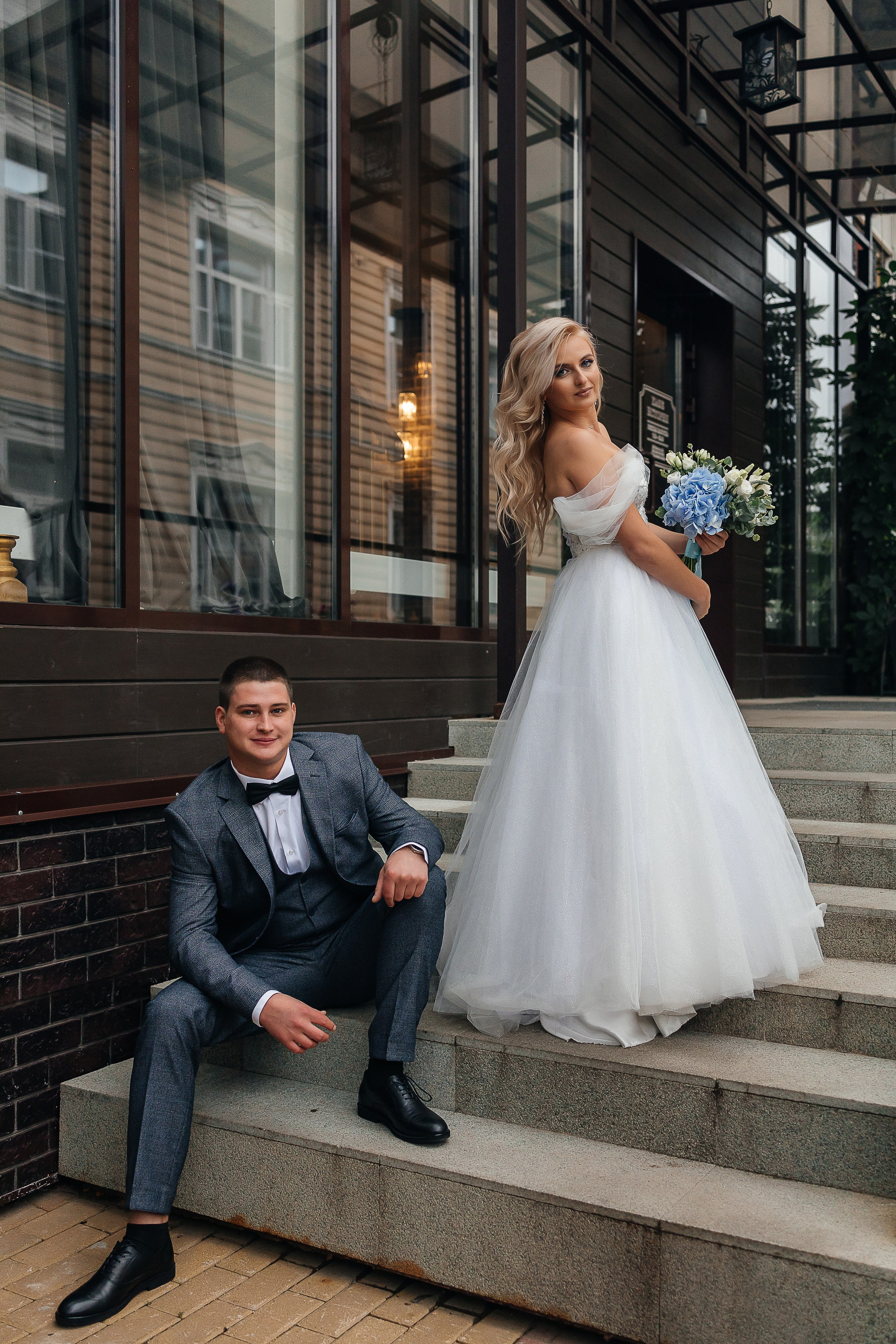 Стильная фотосессия пары в интерьерах ресторана. Олег Сверчков | Свадебный фотограф Вологда