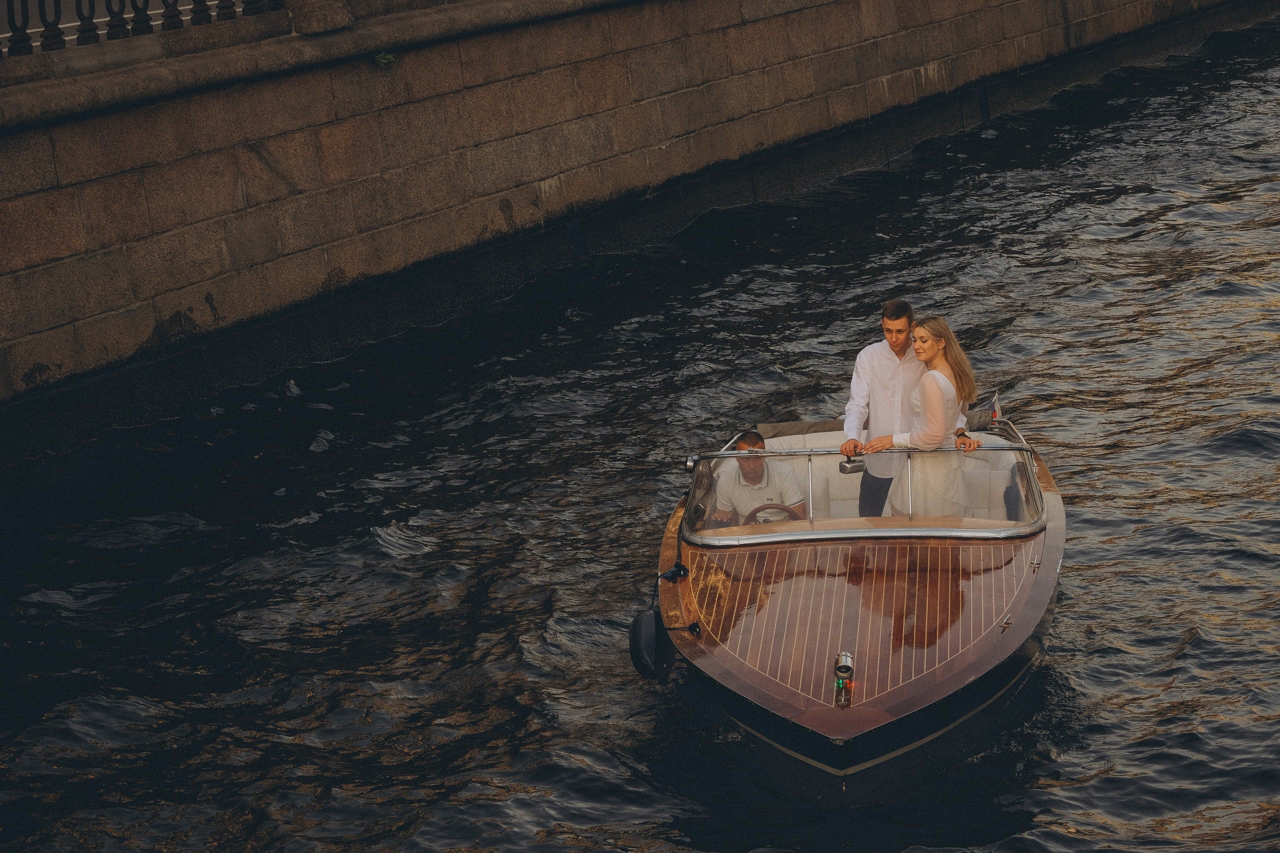 СВАДЕНБНАЯ СЬЕМКА НА КАТЕРЕ ПО КАНАЛАМ САНКТ-ПЕТЕРБУРГА И В АКВАТОРИИ НЕВЫ. Профессиональный фотограф, Санкт-Петербург — Виктория Богомолова
