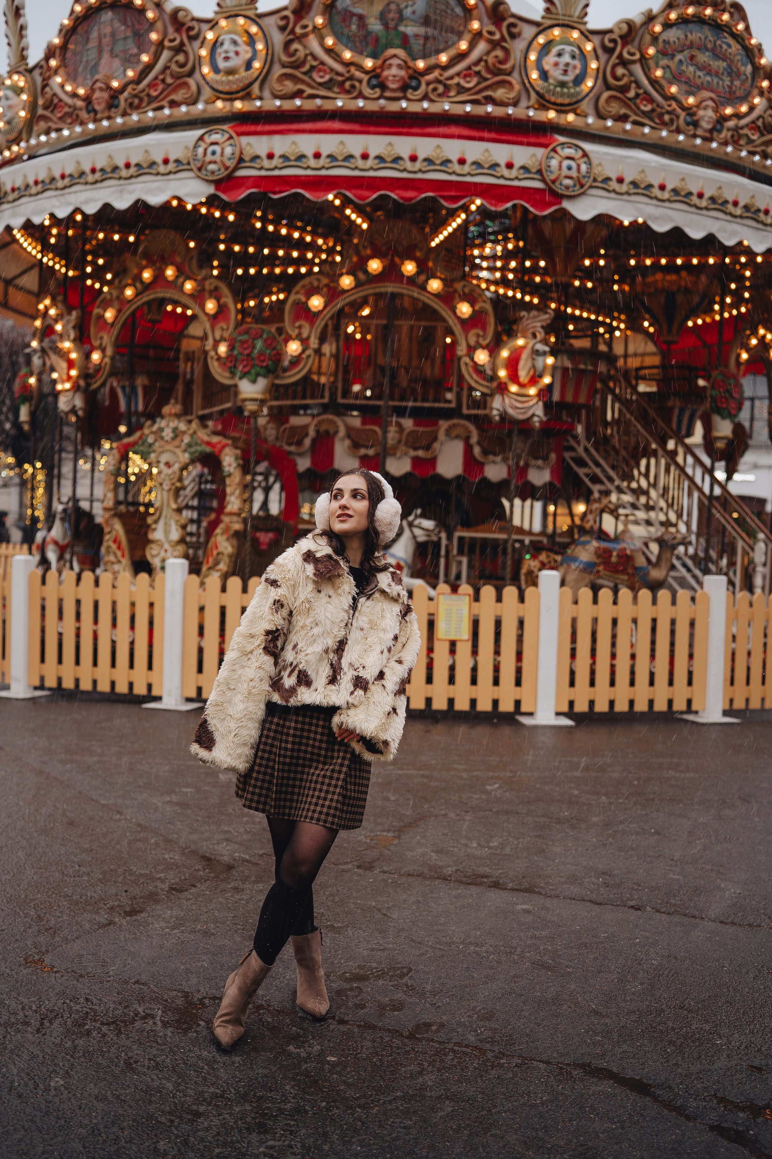 ПРОГУЛКА НА МАНЕЖНОЙ ПЛОЩАДИ ДЛЯ ДЕВУШКИ ПЕРЕД НОВЫМ ГОДОМ (НОВОГОДНЯЯ ФОТОСЕССИИЯ НА МАНЕЖНОЙ ПЛОЩАДИ). Профессиональный фотограф, Санкт-Петербург — Виктория Богомолова