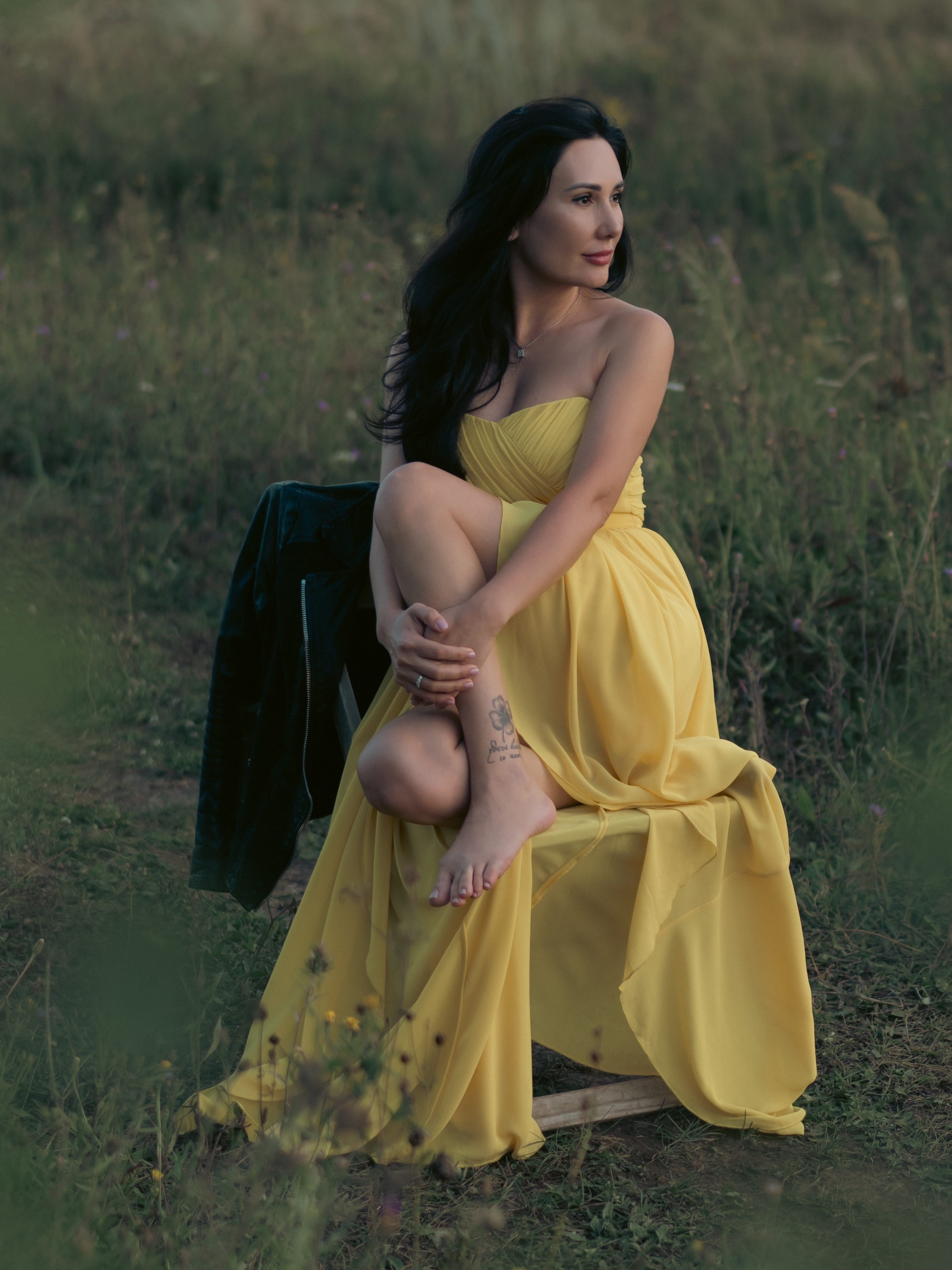 Романтичная фотосессия девушки в легком шифоновом платье на природе