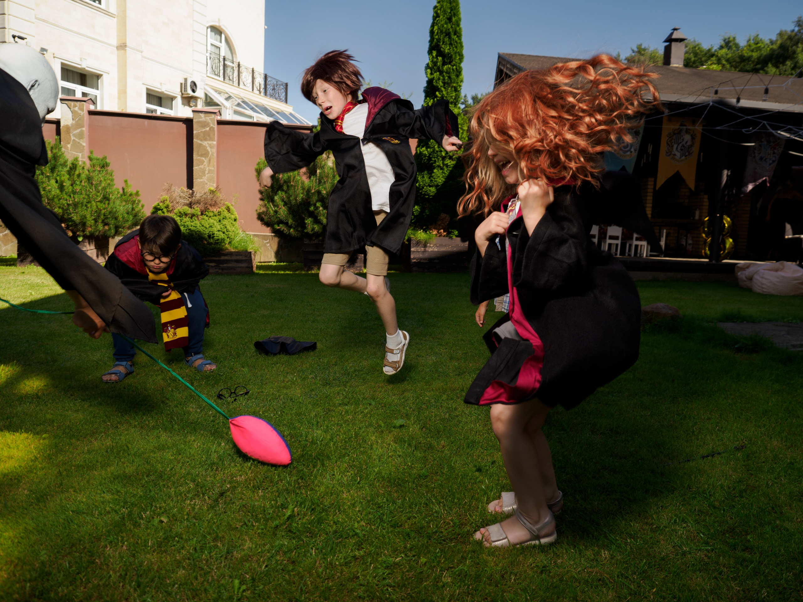 Дети в костюмах из фильма Гарри Поттер прыгают через скалку на детском дне рождения в Москве
