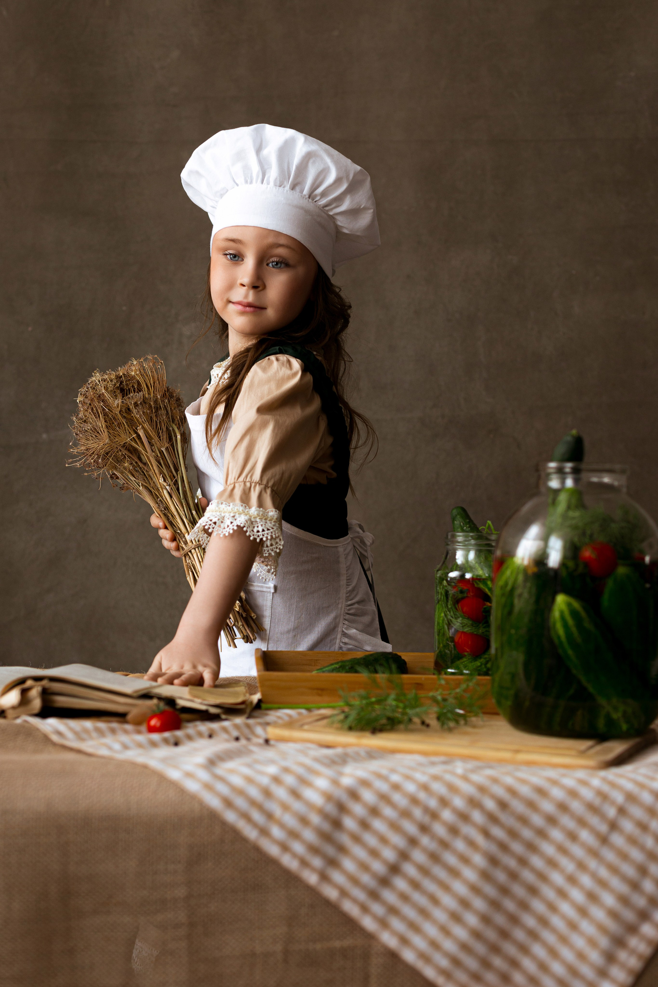студийная фотосессия девочки в зеленом платье и белом фартуке Краснодар
