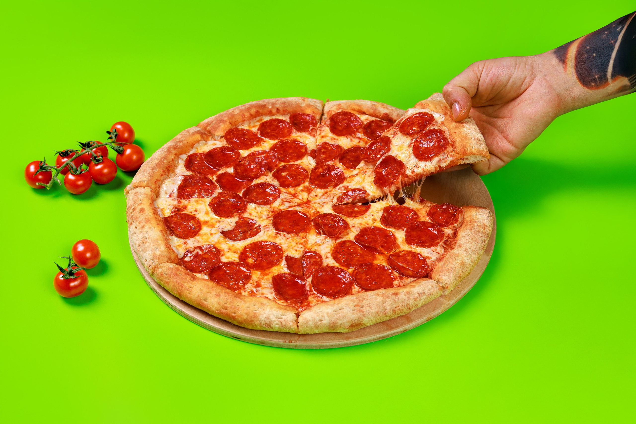 Рекламное фото пиццы пепперони с тянущимся сыром