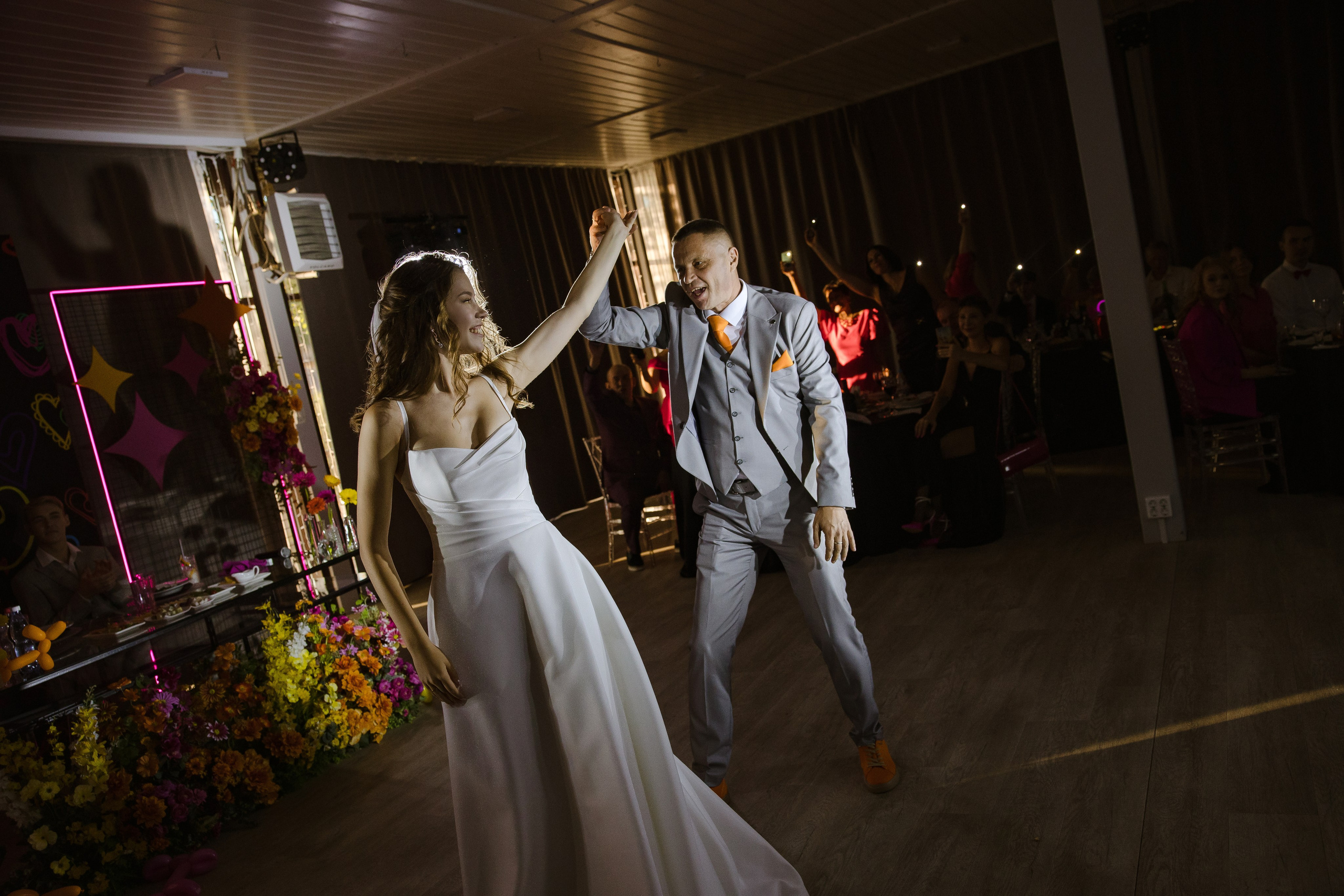 Яркая неоновая свадебная фотосессия в «Нет на карте». Свадебный и семейный фотограф в Самаре и Тольятти | Елена Топанцева