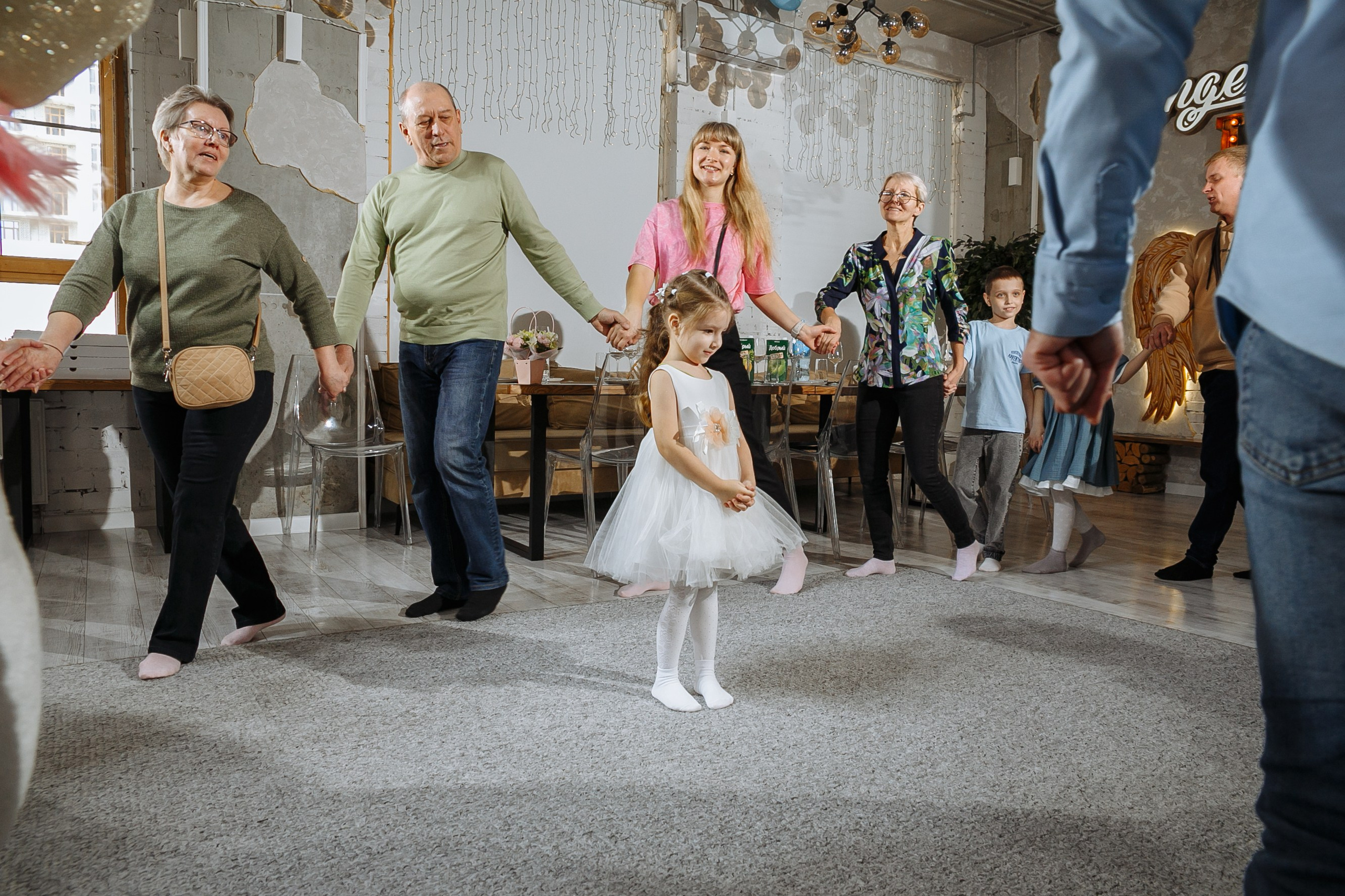 Насте 5 лет, дети играют в Ангел лофт. Событийный фотограф Максим Бескоровайновнов