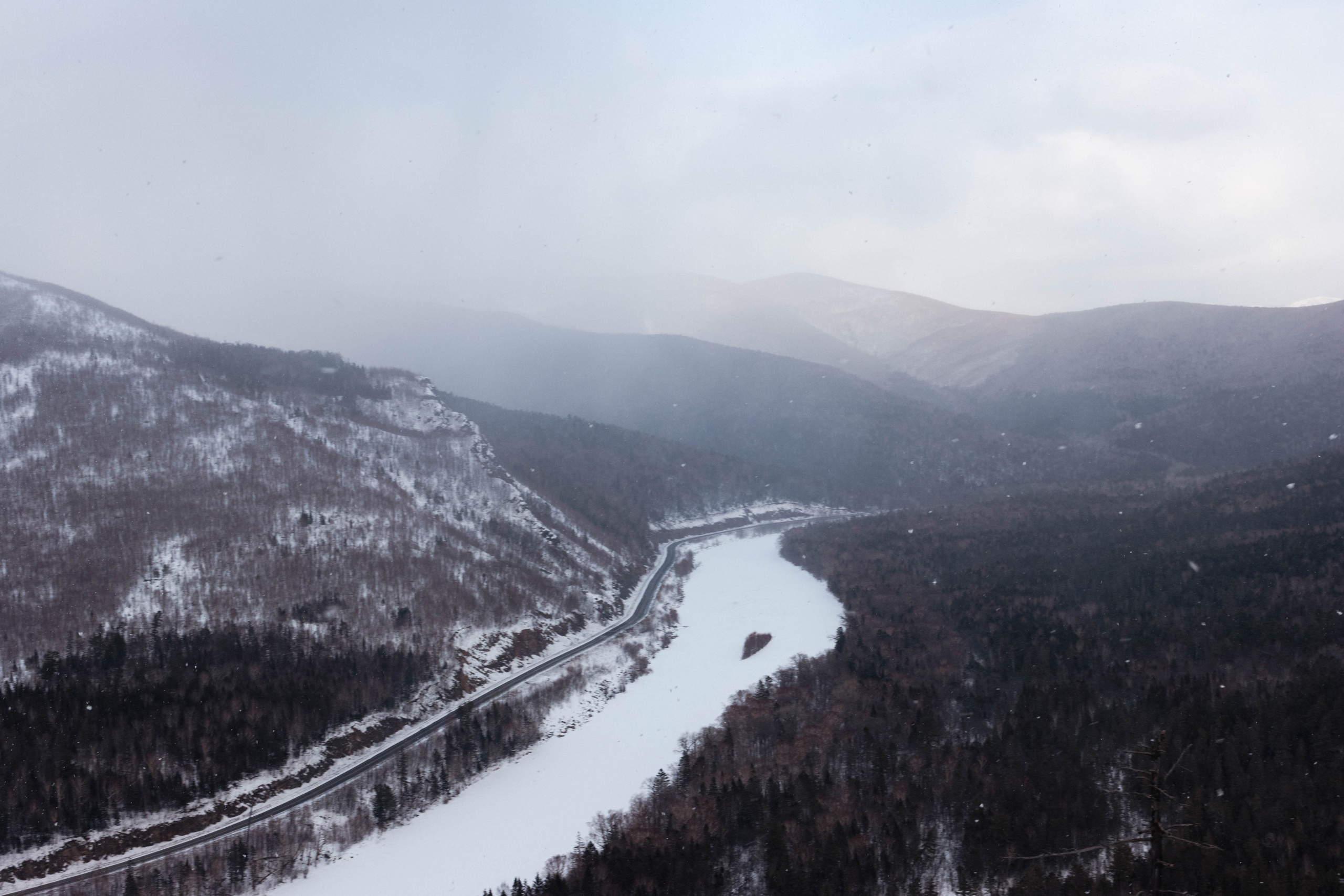 Вид на дорогу Лидога-Ванино со скал Надге в снежную погоду