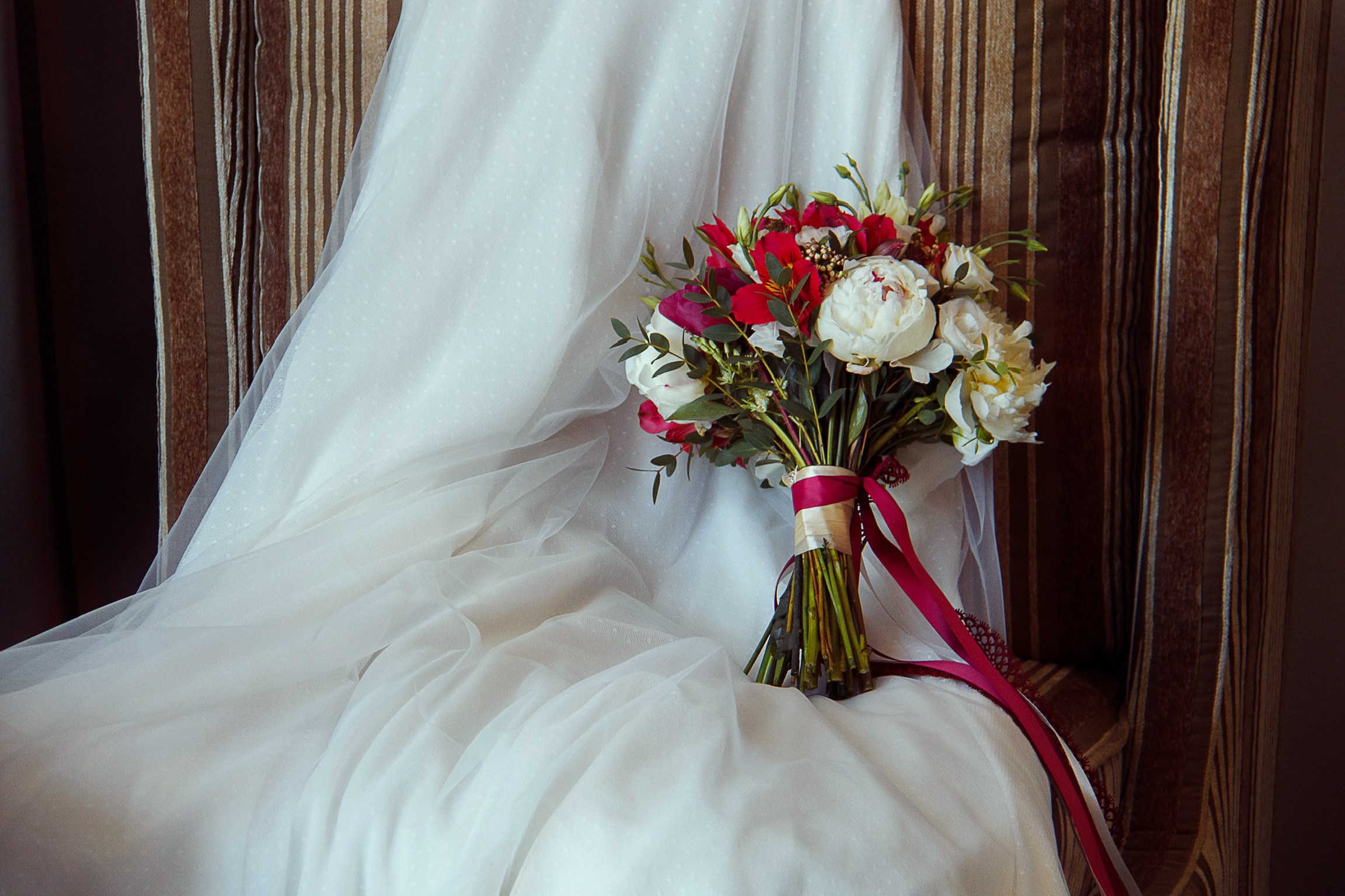 Свадебная фотосессия. Сборы в отеле. Свадебная фотосессия в Севастополе и Балаклаве. Фотограф Зайцева Надежда. Свадебный фотограф в Крыму. 