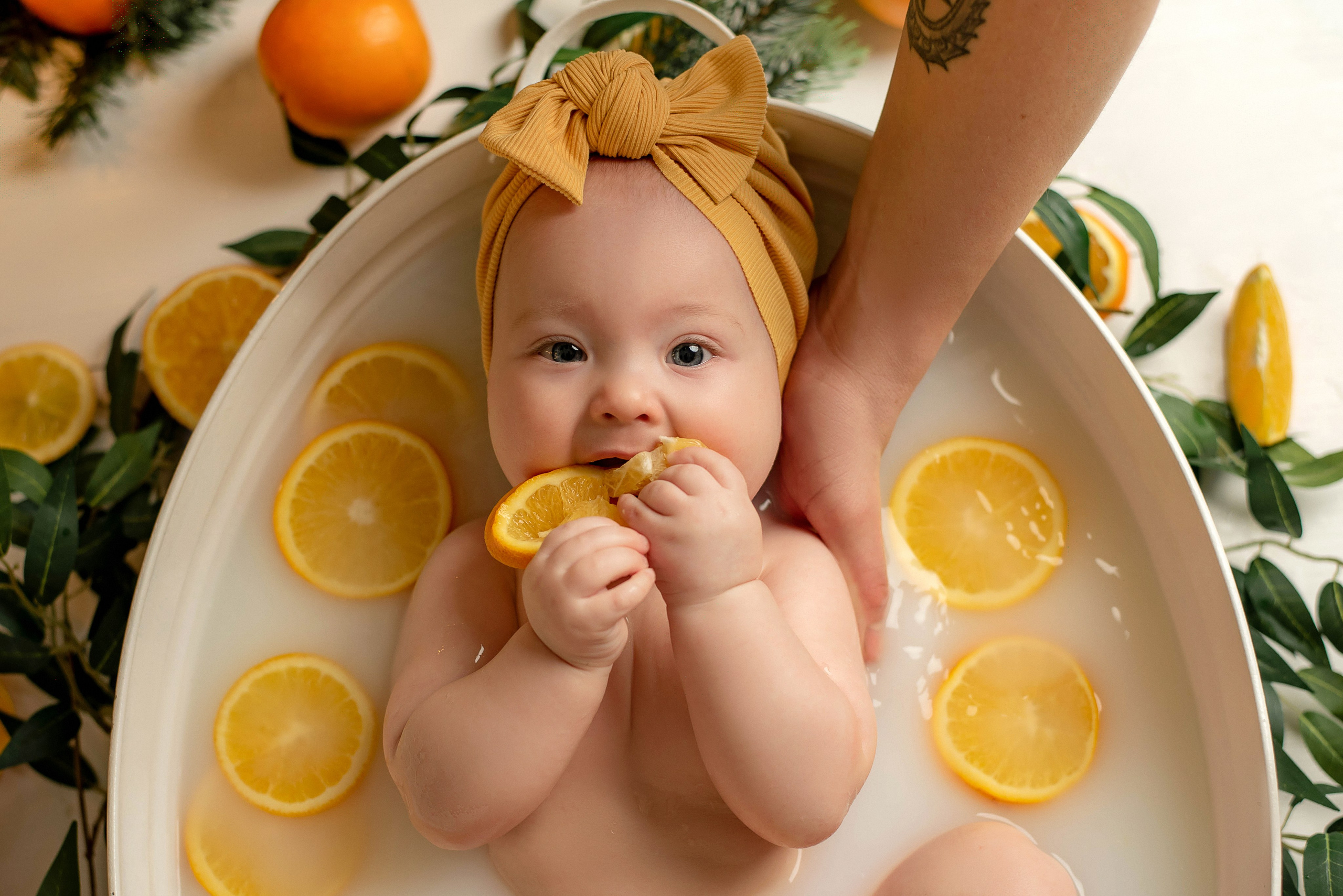 Лиза- купание с апельсинками НГ. Семейный и детский фотограф Наталья Горда