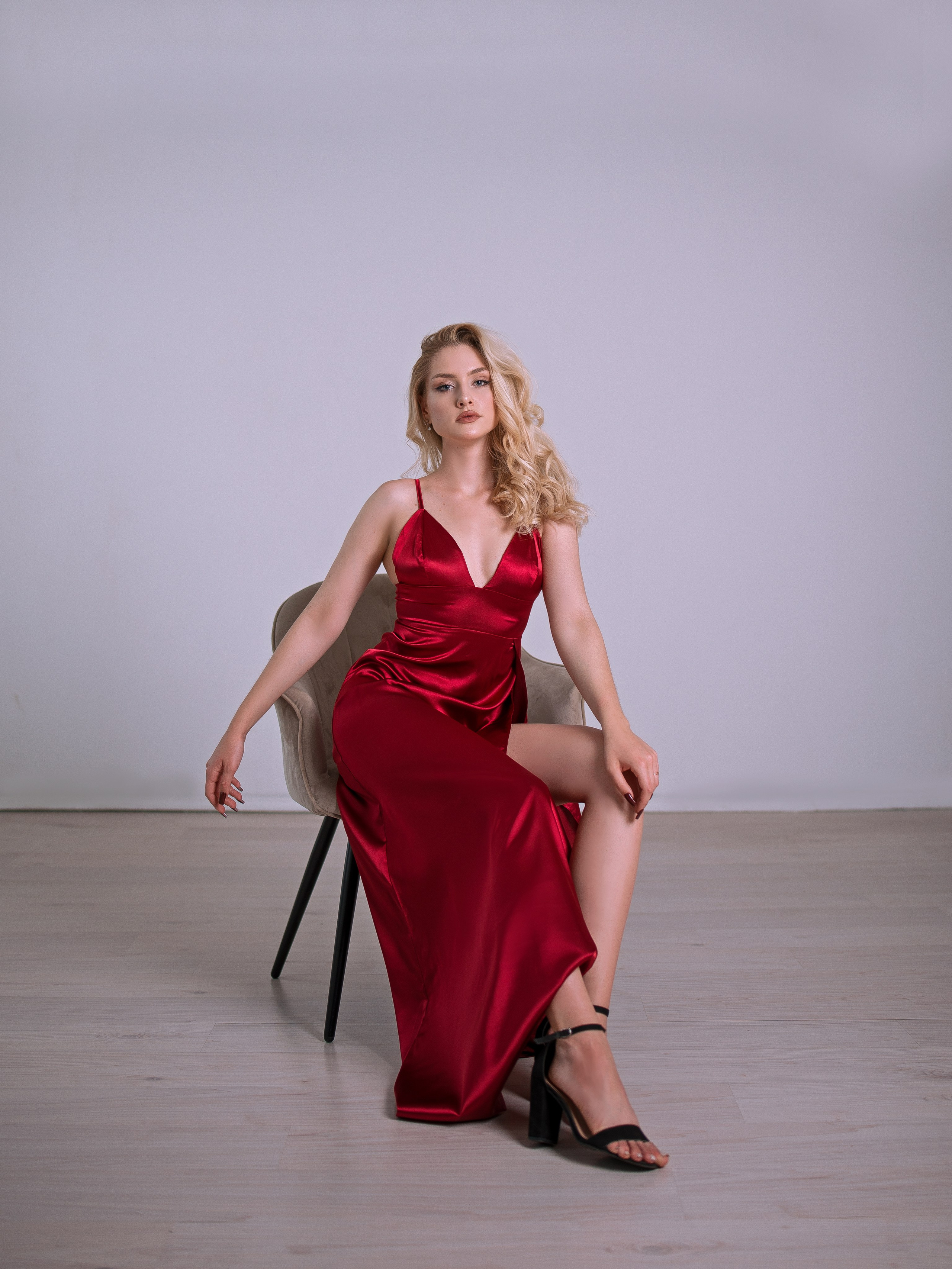 Платье из шелка с разрезами напрокат в Севастополе