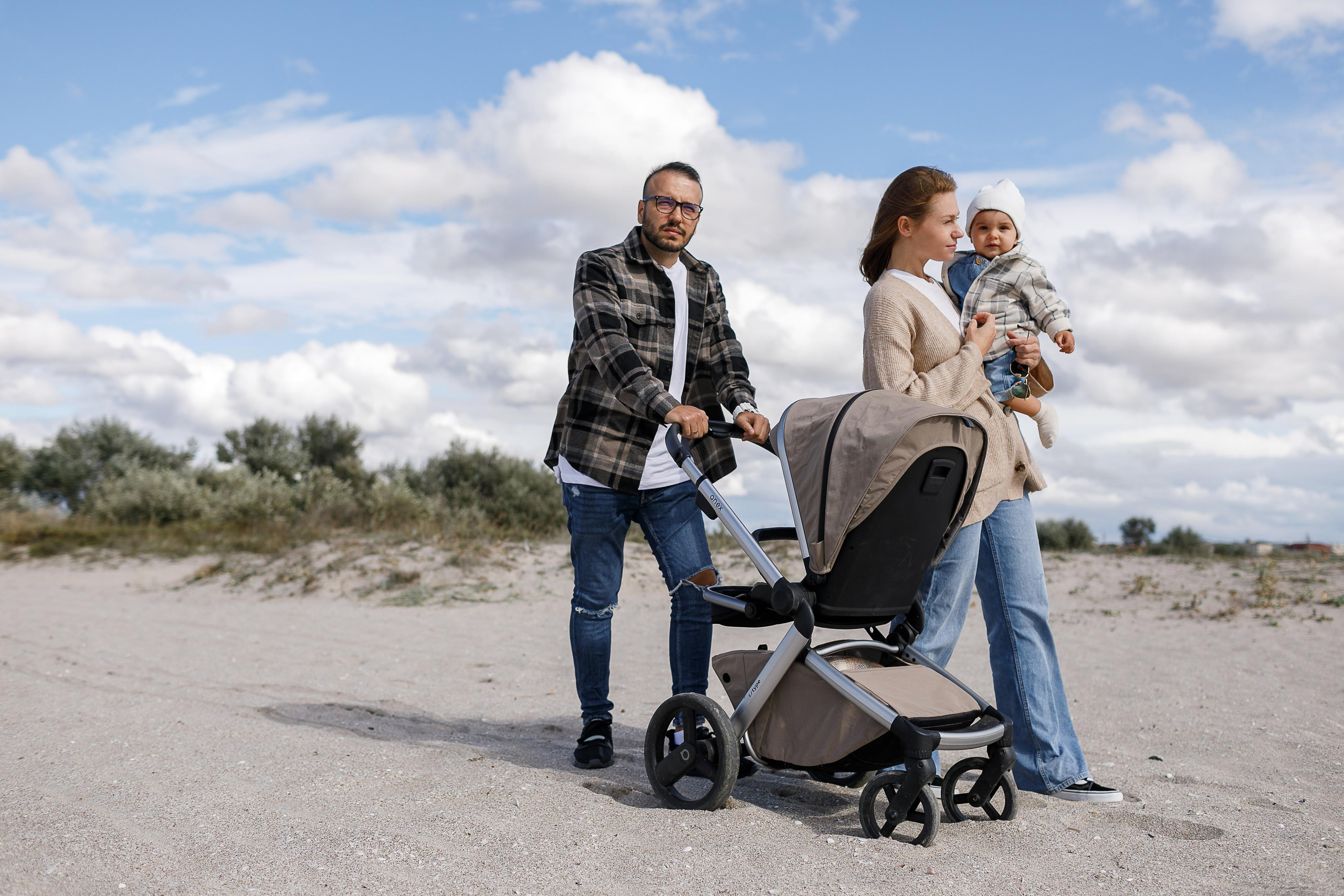 Тёплая осенняя погода, мы семьей ловим ветере у моря.