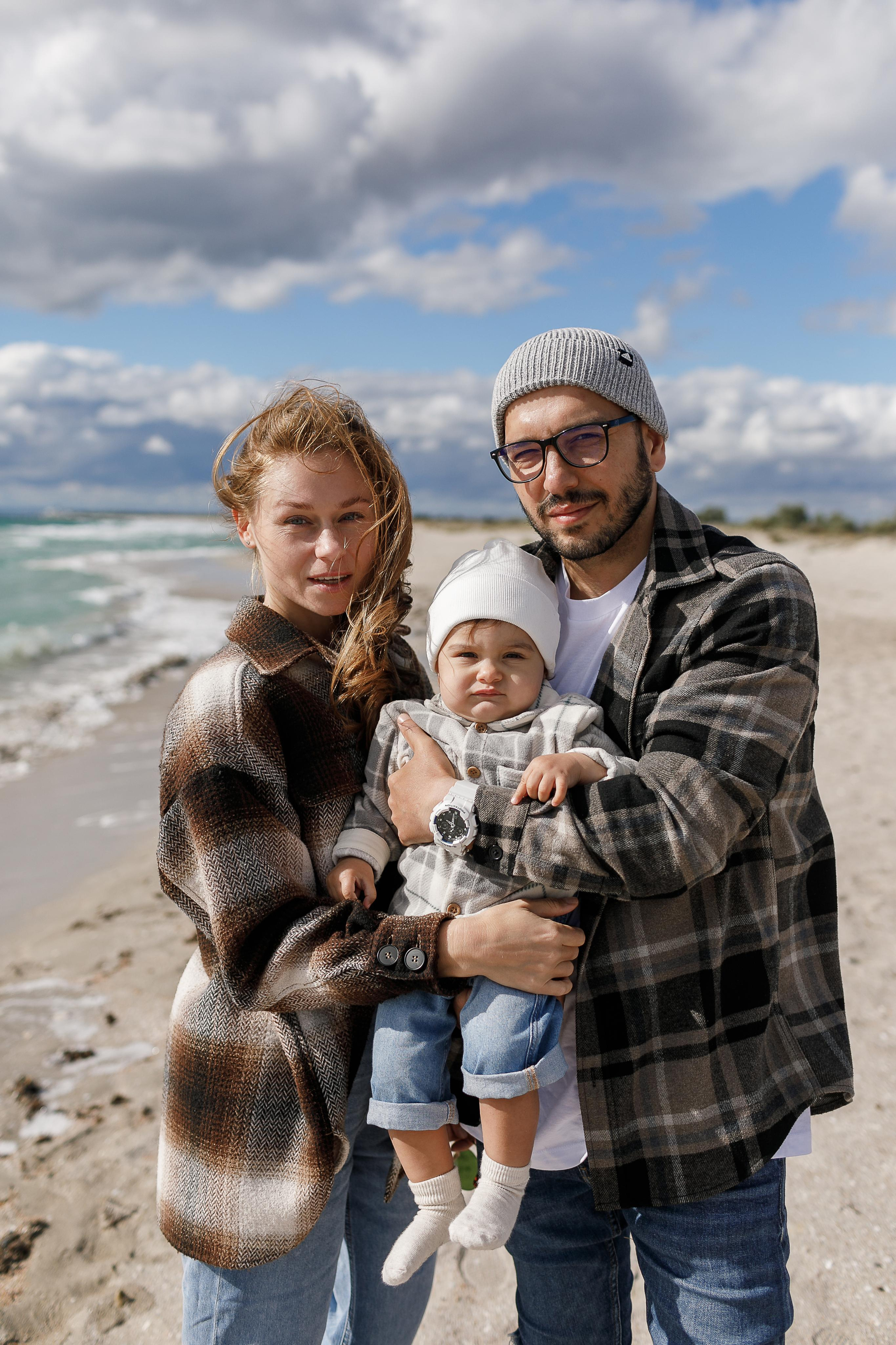 Семейный портрет счастливых родителей с милой дочкой.