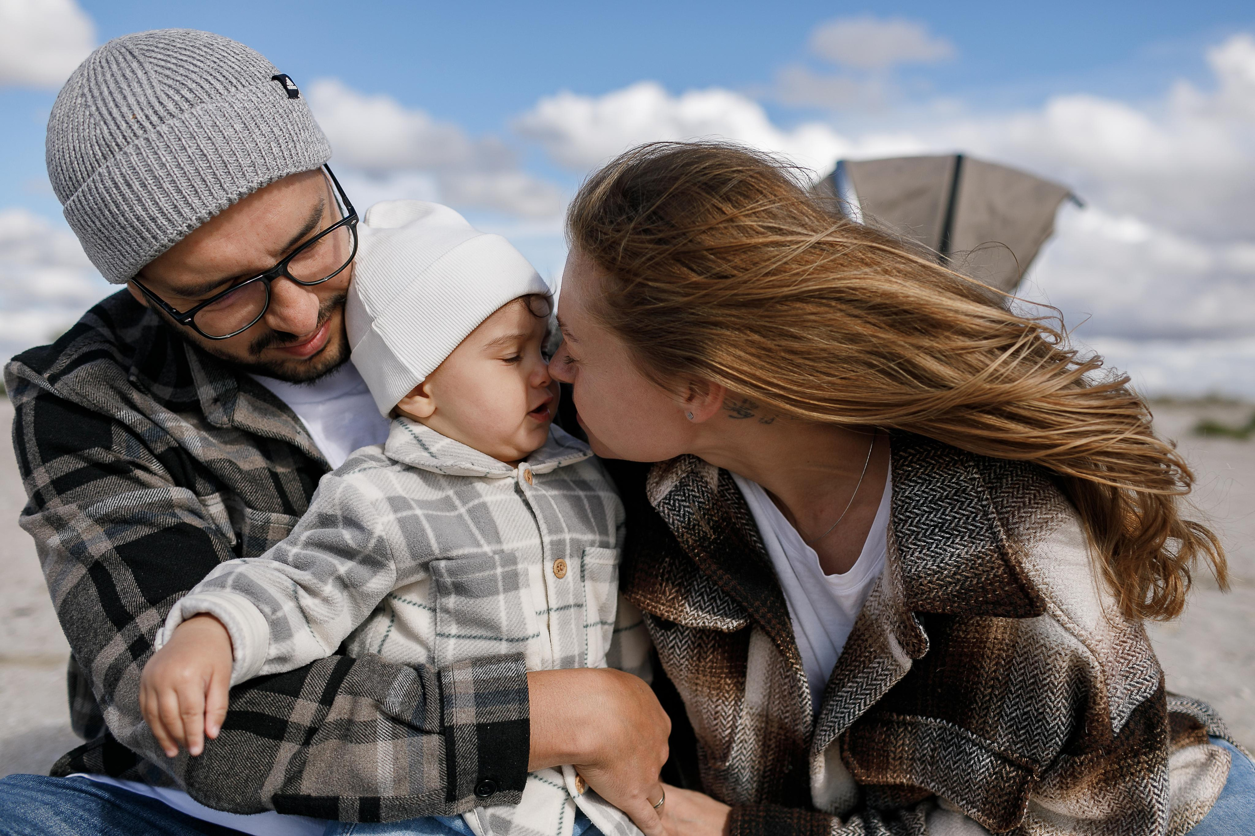 Провести время с любимой семье у моря сидя на песчаном пляже.