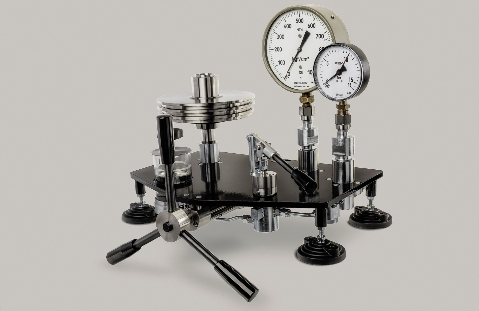 Фотограф и графический дизайнер Владимир Пуставетов