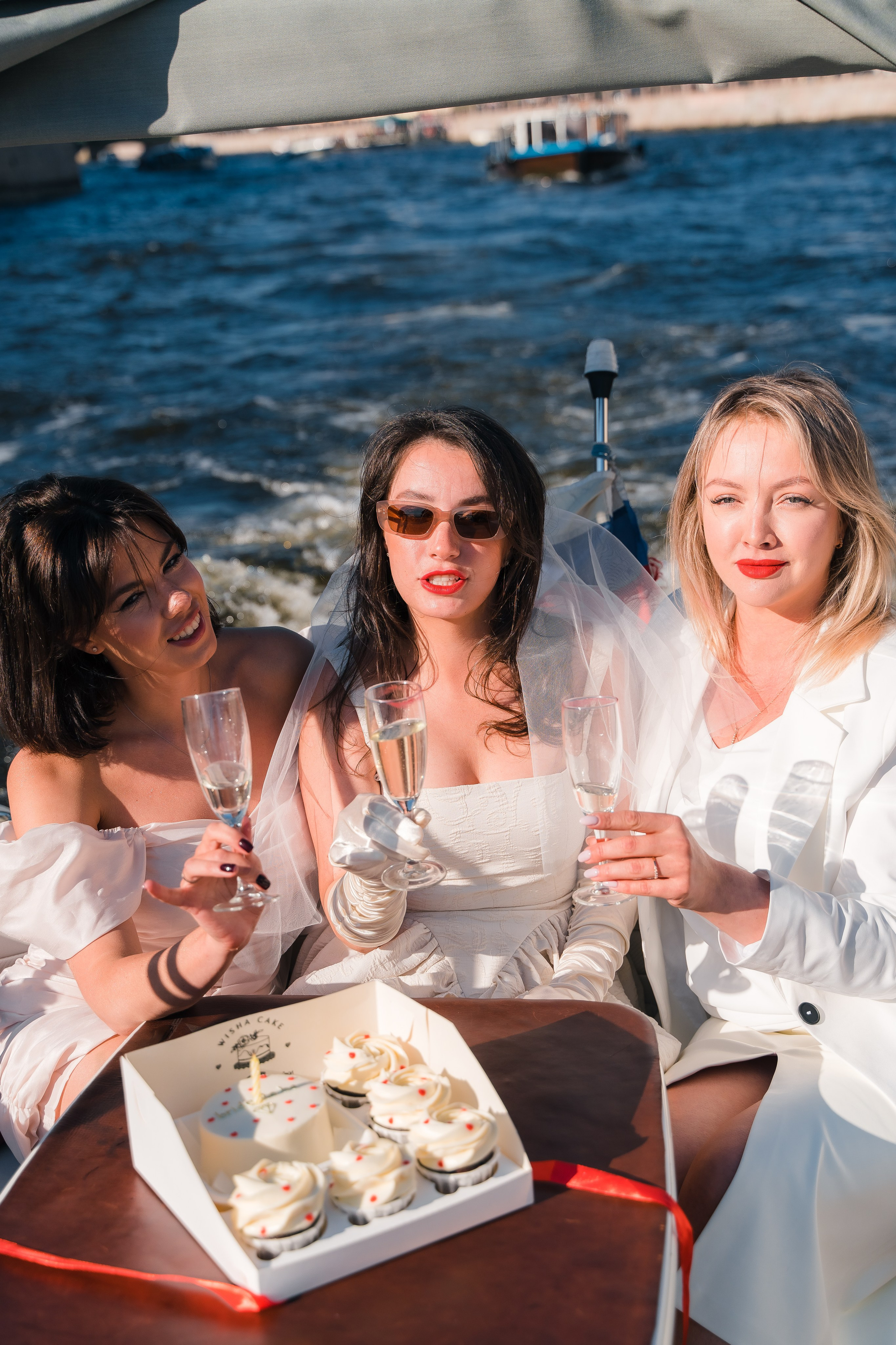 Фотосъемка девичника, встреча девушек, веселые женские портреты