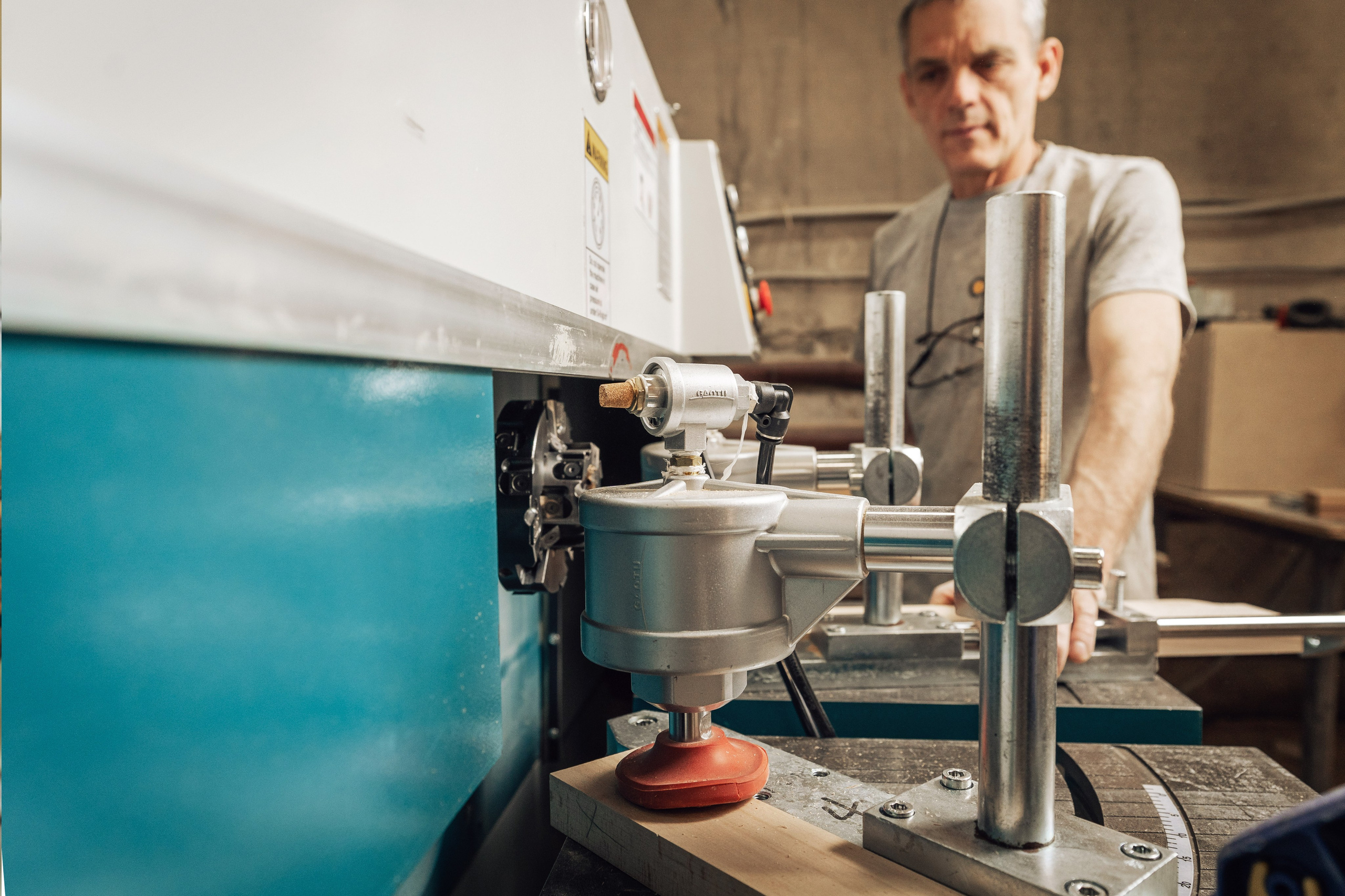 Подготовка деревянной заготовки для мебели и установка крепёжной фурнитуры