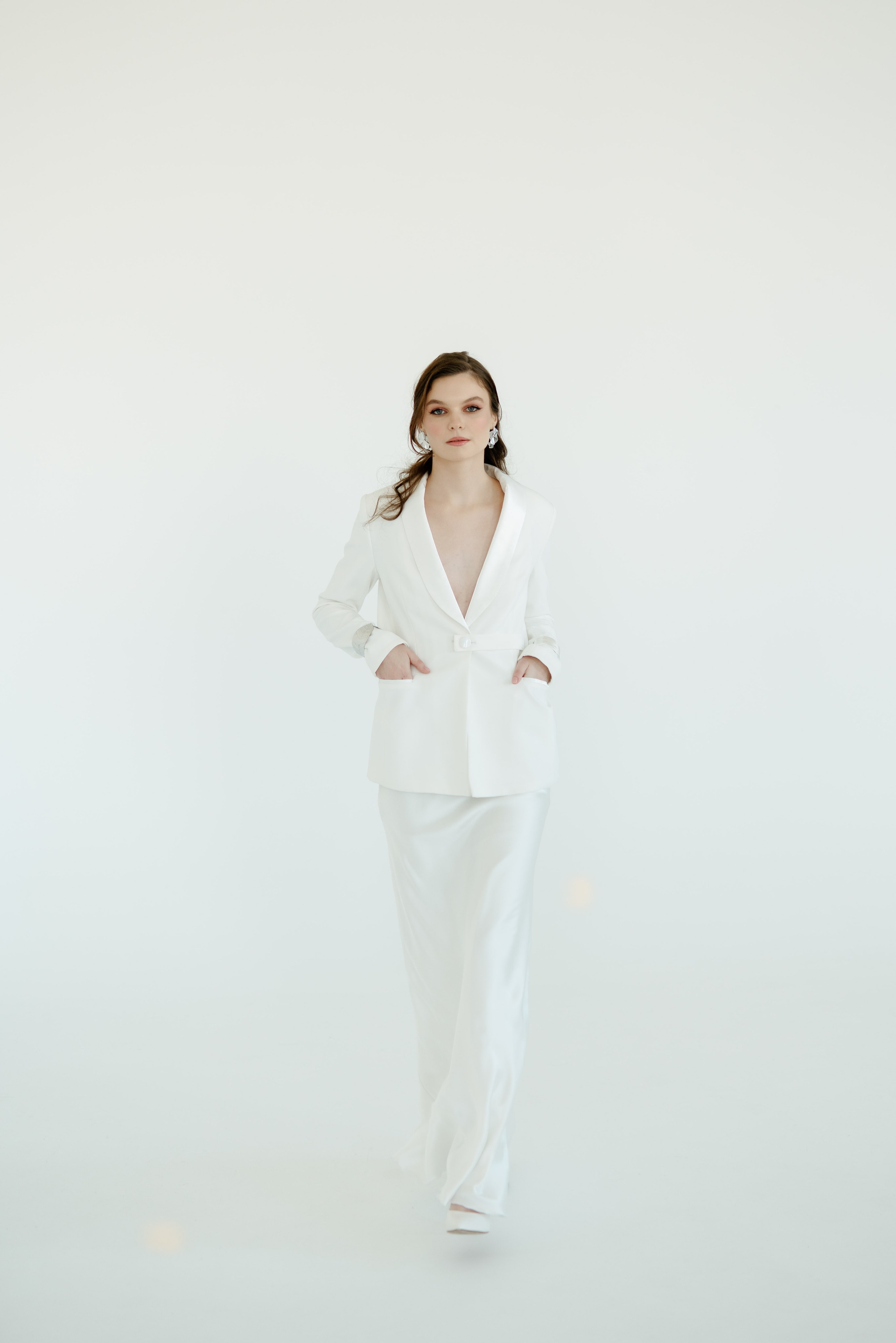 Фотосъёмка свадебных платьев в студии для контента. Портреты студия Москва. Модельные тесты. Lovestory студия в Москве. Женсий фотограф