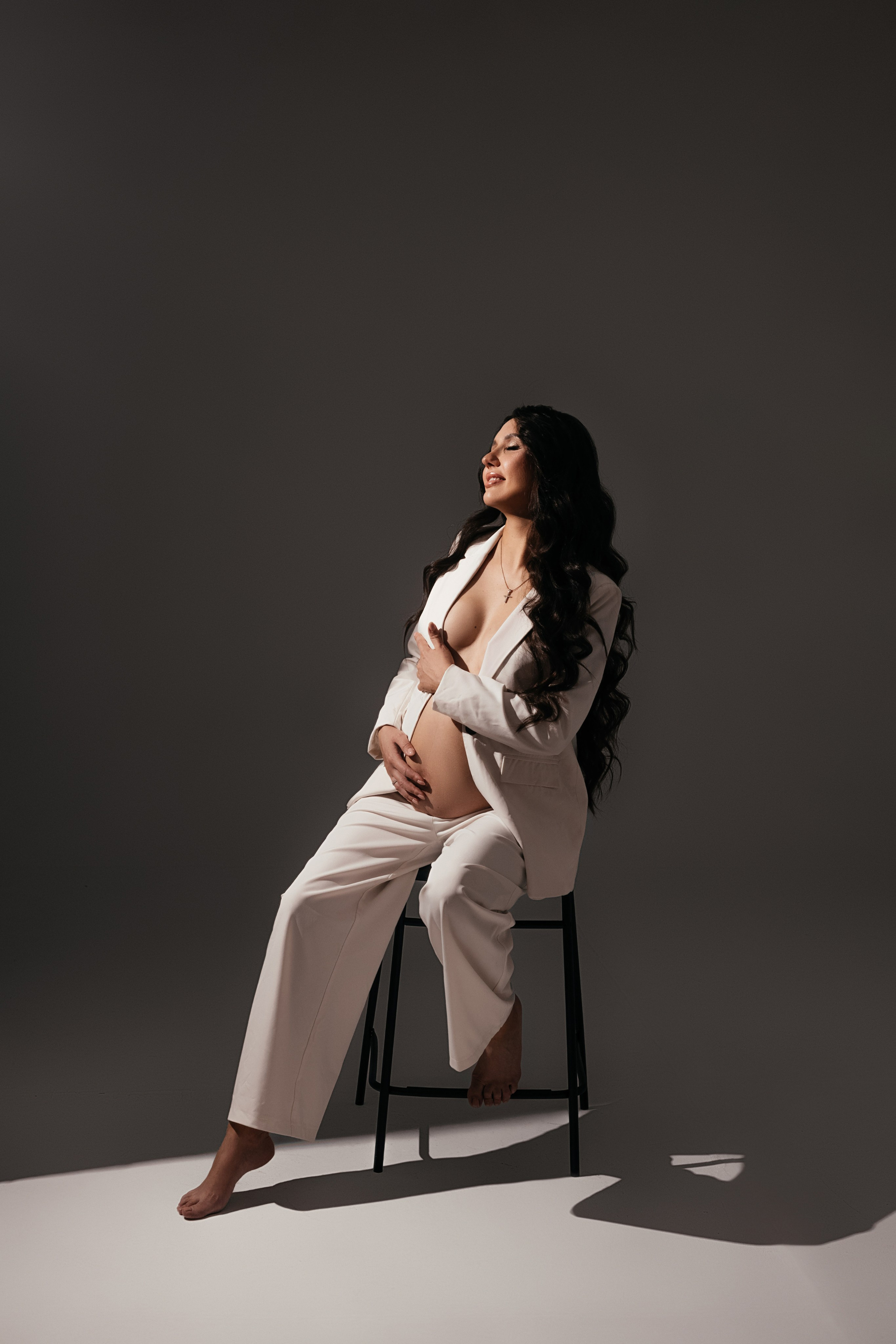 Белый брючный костюм. Фотограф Анна Качан