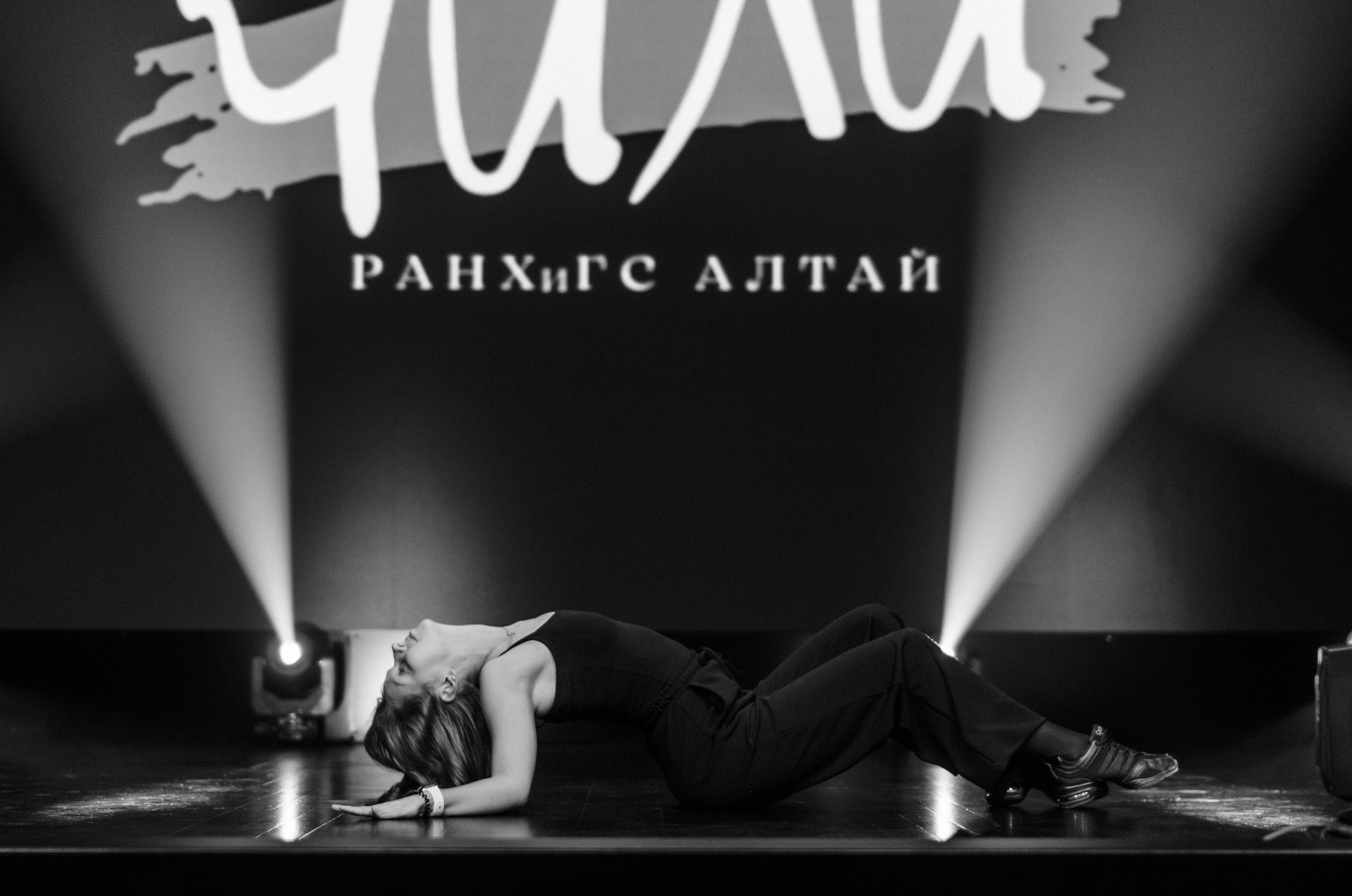 Групповая фотосъемка танцевального коллектива. Денисова Аля — фотограф для парных съемок и индивидуальных историй в Барнауле