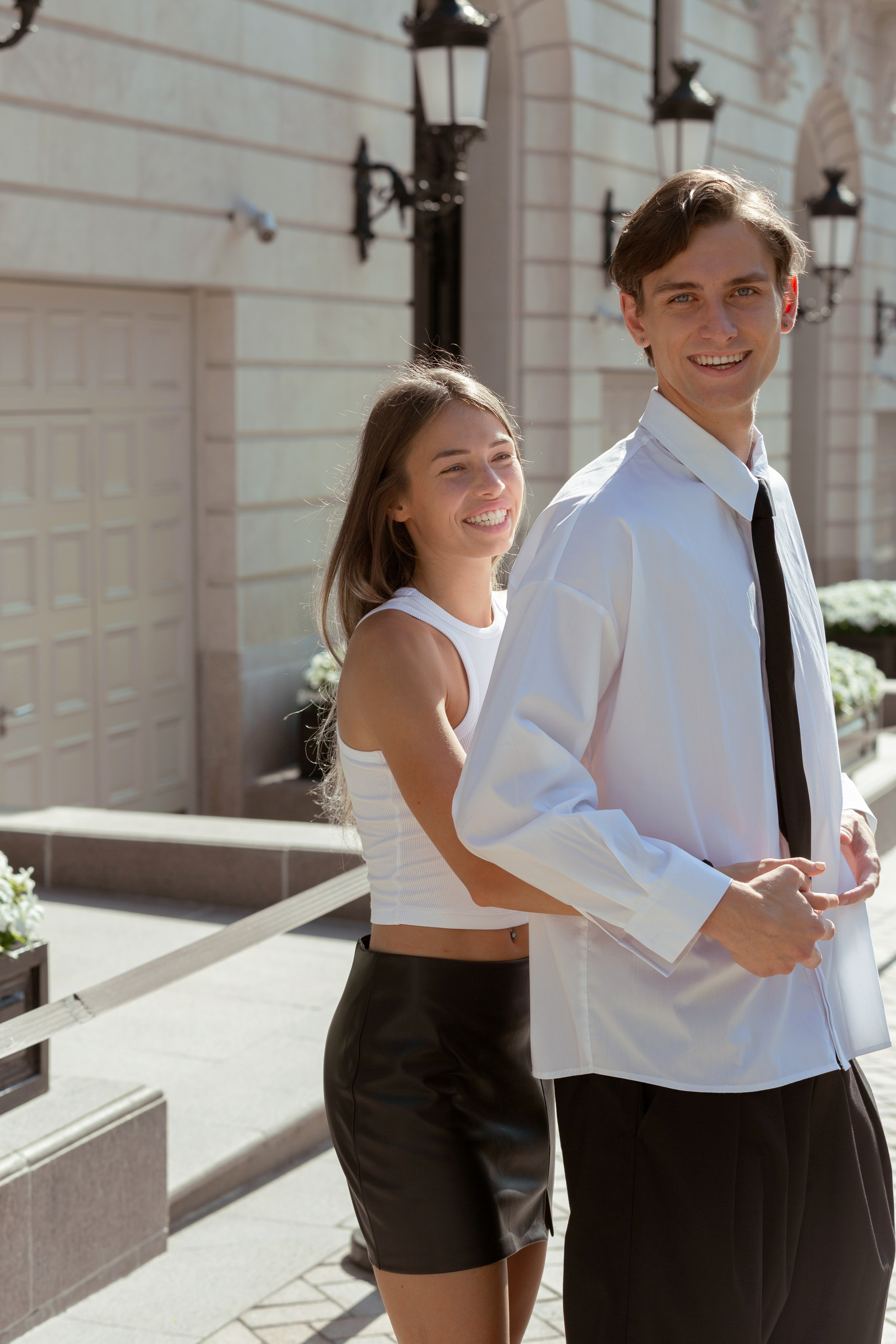 Love Story в Москве — объятия пары на фоне архитектуры города.