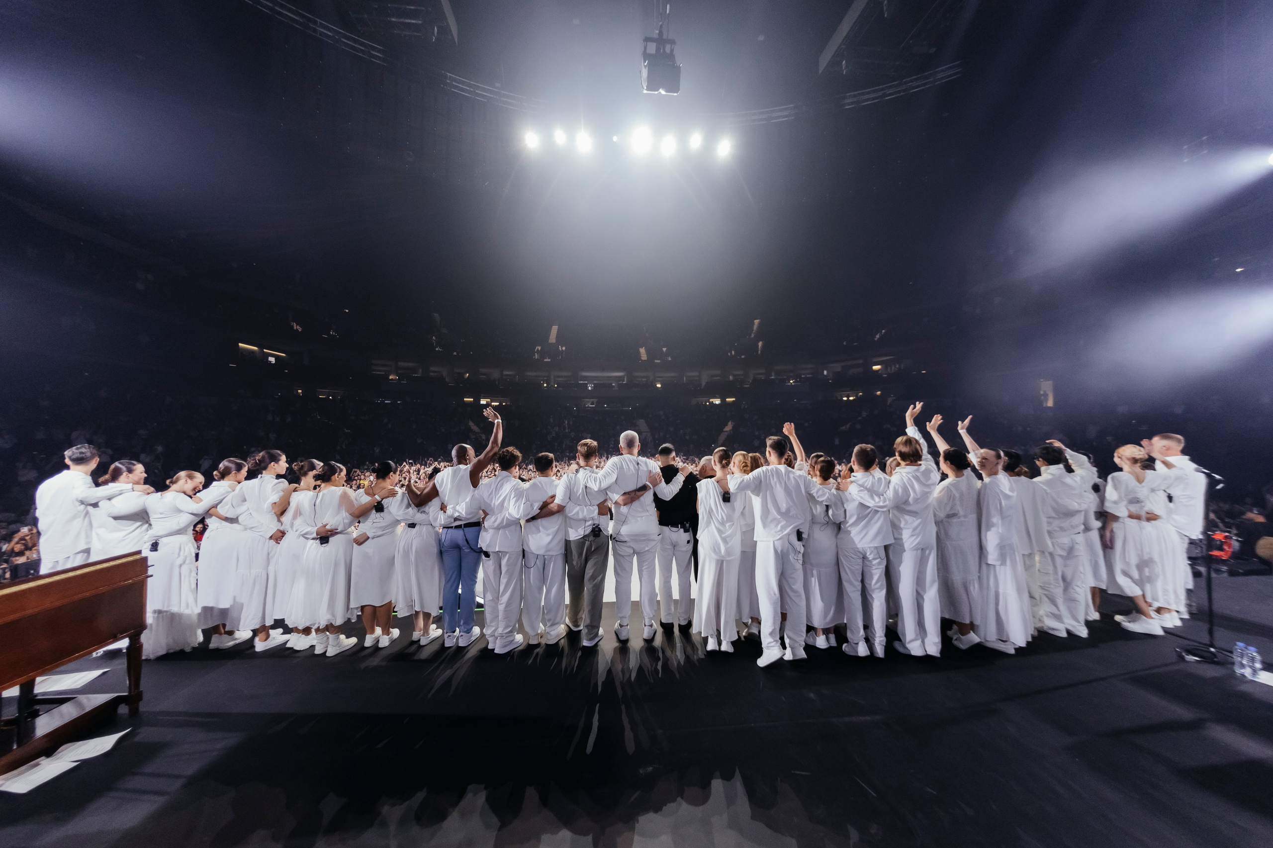 Концерт L’ONE с хором и симфоническим оркестром в Live Арене 19 октября 2025. Репортажный, event, концертный и backstage фотограф из Москвы Виталий Кривцов