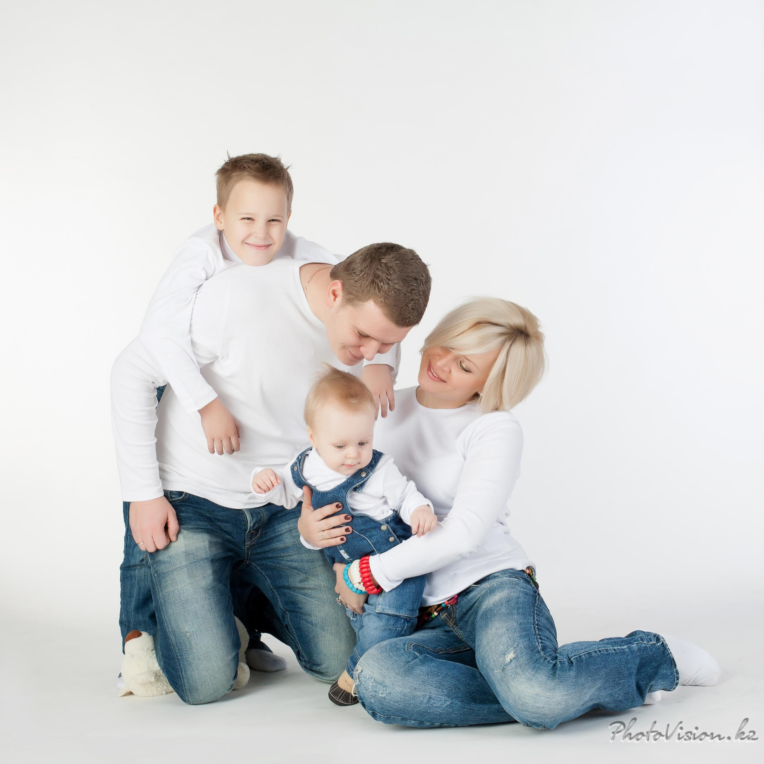 Семейная фотосессия. Фотостудия Алматы. Фотосъемка Алматы. Фотосессия Алматы. Фотокурсы. Обучение фотографии. Аренда студии