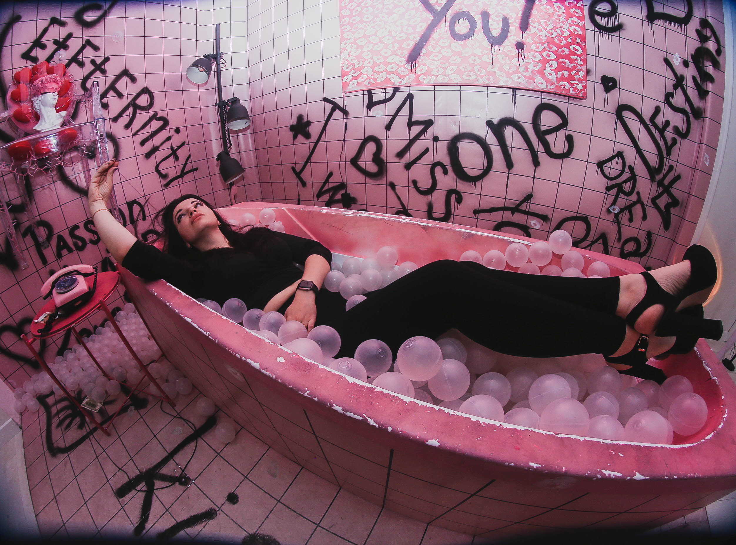 Экспериментальная съёмка в необычной студии. Главная