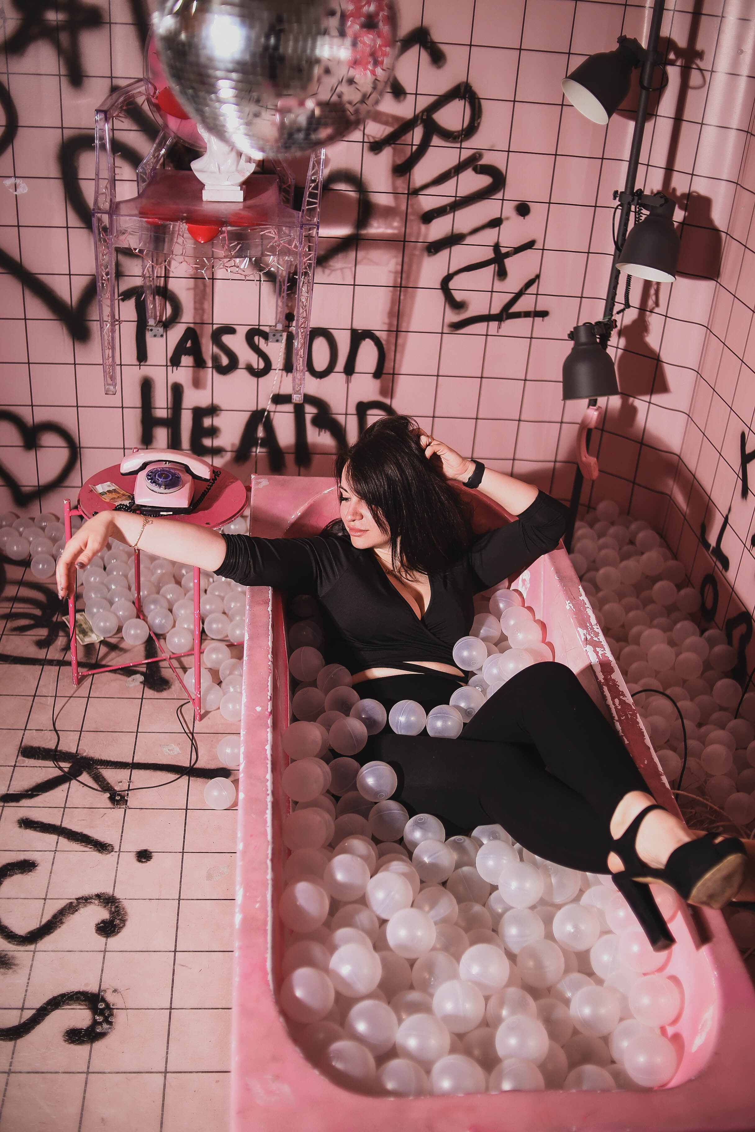 Экспериментальная съёмка в необычной студии. Главная