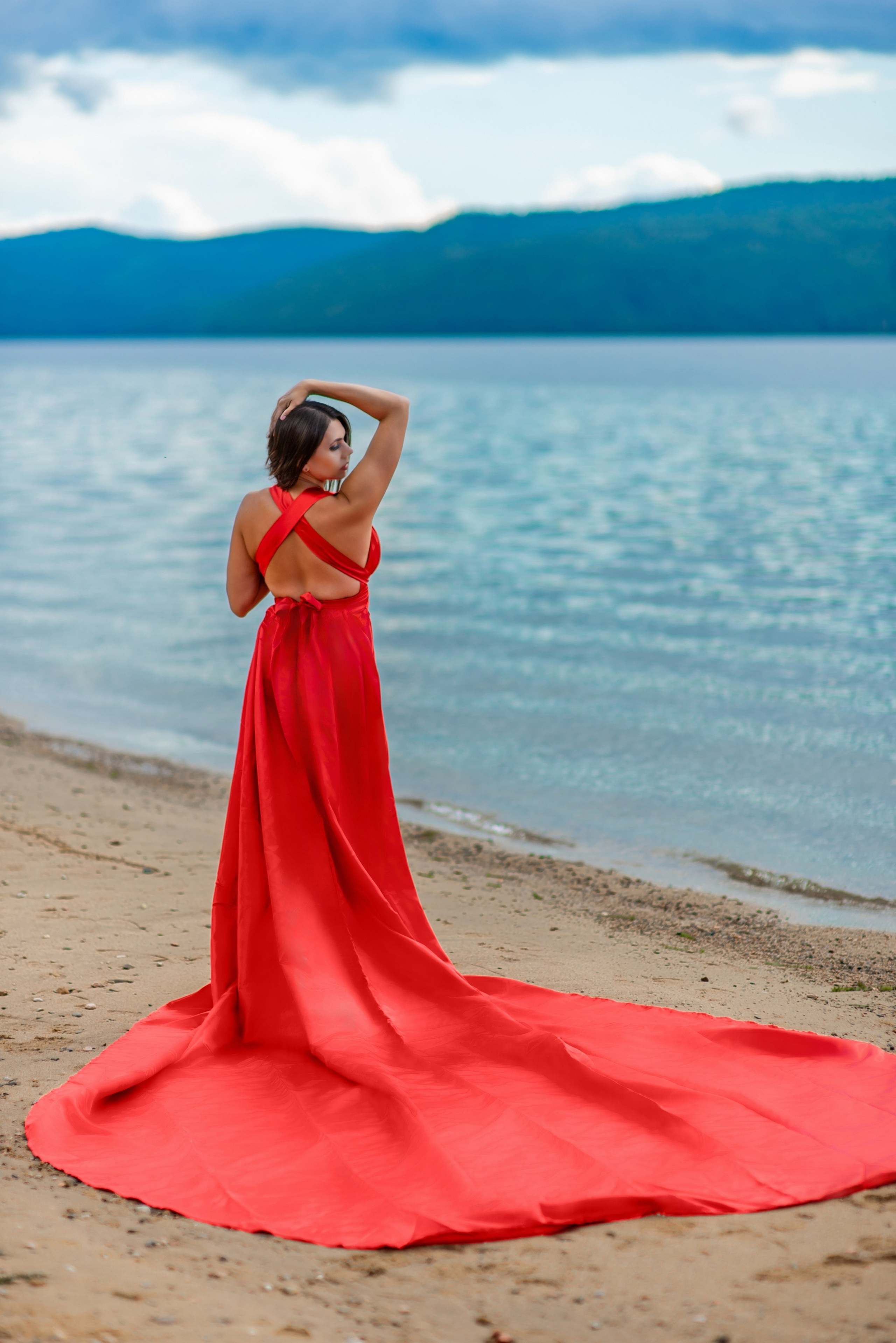 Платье со шлейфом напрокат на фотосессию на Байкале